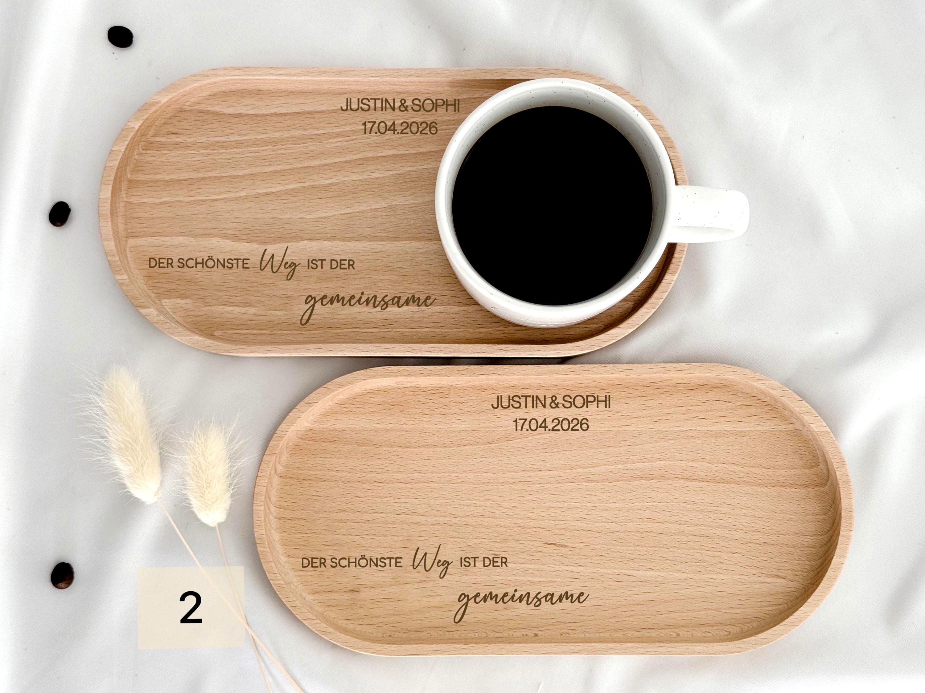 Tasse personalisiert mit Namen und passendes Tablett als Geschenkset zur Hochzeit, Mr Mrs Gravur, individuelles Geschenk für Braut und Bräutigam, hochwertiges Keramikset, perfektes Mitbringsel, dekorativ und praktisch zugleich.