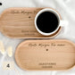Personalisiertes Geschenkset Mr Mrs Tasse mit Gravur und Holztablett, Geschenk zur Hochzeit, individuell mit Namen, romantische Geschenkidee für Brautpaar, stilvoll und praktisch für den Alltag, hochwertiges Keramikdesign.