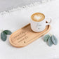 Kollegin Abschiedsgeschenk als personalisierte Tasse mit Name und Holztablett Gravur. Dieses Geschenkset eignet sich als Arbeitskollegin Geschenk, Ruhestand Geschenk Tasse oder Geschenk zum Jobwechsel. Ideal für Kaffee oder Tee und eine schöne Erinnerung an gemeinsame Arbeitszeit.