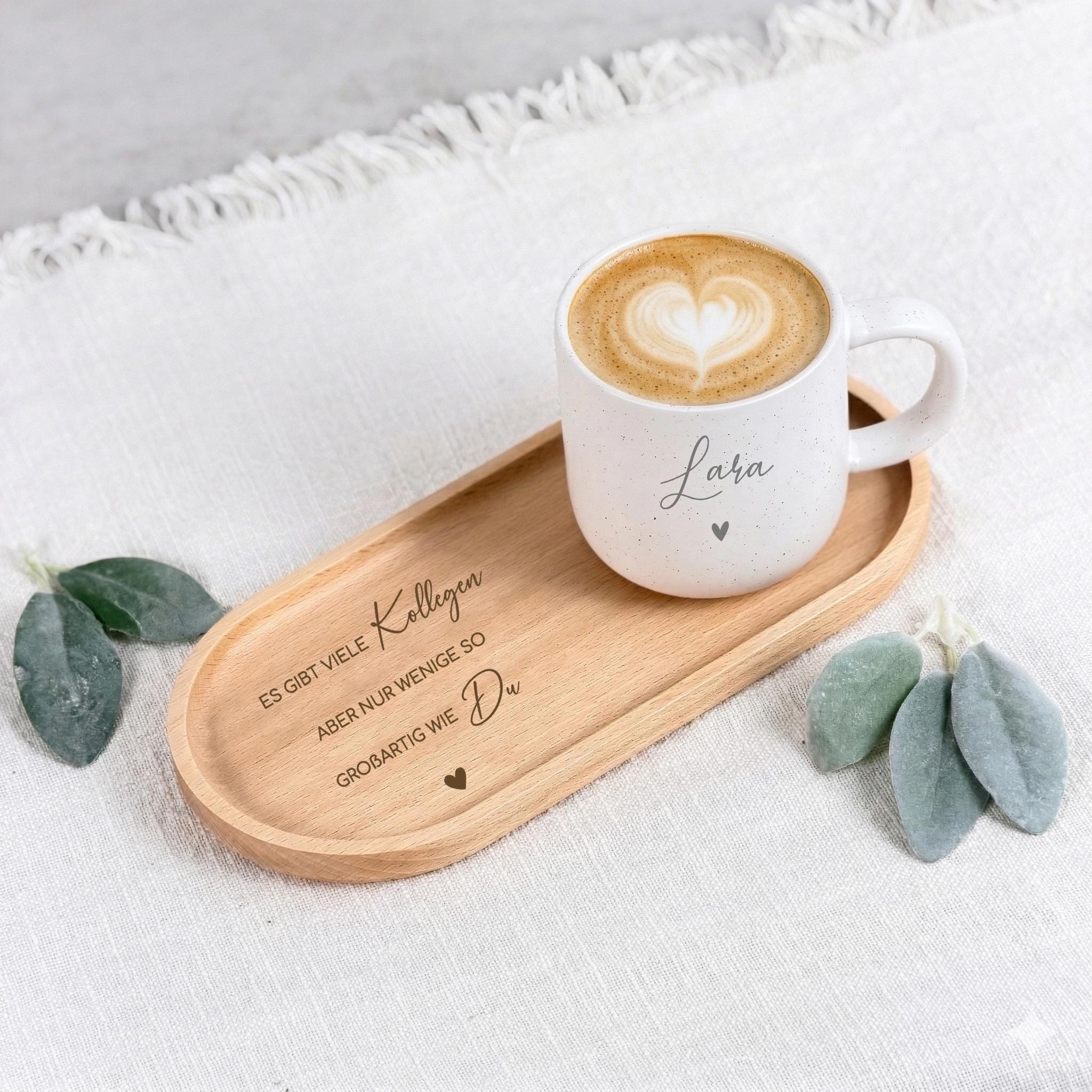 Kollegin Abschiedsgeschenk als personalisierte Tasse mit Name und Holztablett Gravur. Dieses Geschenkset eignet sich als Arbeitskollegin Geschenk, Ruhestand Geschenk Tasse oder Geschenk zum Jobwechsel. Ideal für Kaffee oder Tee und eine schöne Erinnerung an gemeinsame Arbeitszeit.