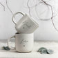 Kollegin Geschenk als personalisierte Keramiktasse 360 ml mit Tablett. Dieses Geschenkset eignet sich als Abschiedsgeschenk Arbeit, Ruhestand Geschenk oder Jobwechsel Geschenk. Eine praktische und emotionale Geschenkidee mit individueller Gravur.