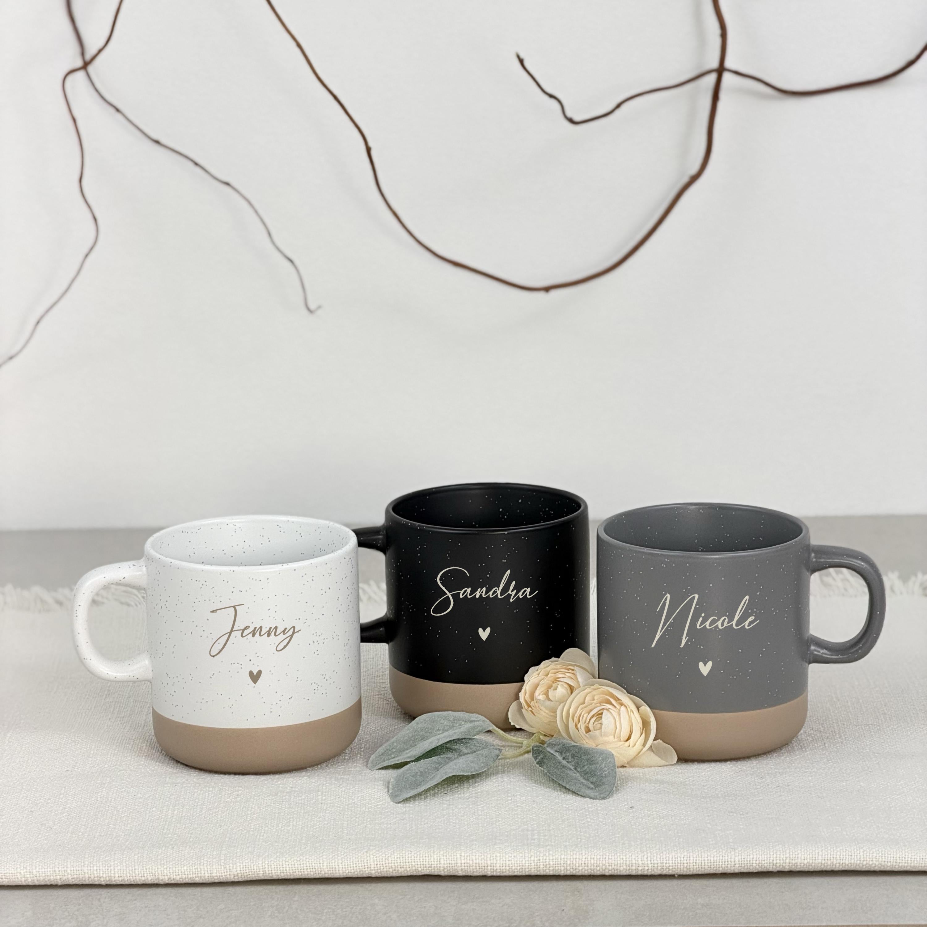 Geschenkset Tasse mit Tablett als Abschiedsgeschenk personalisiert für Kollegin. Die Tasse mit Name und das Holztablett mit Gravur machen dieses Set zu einer stilvollen Erinnerung an gemeinsame Arbeitstage und besondere Momente im Team.