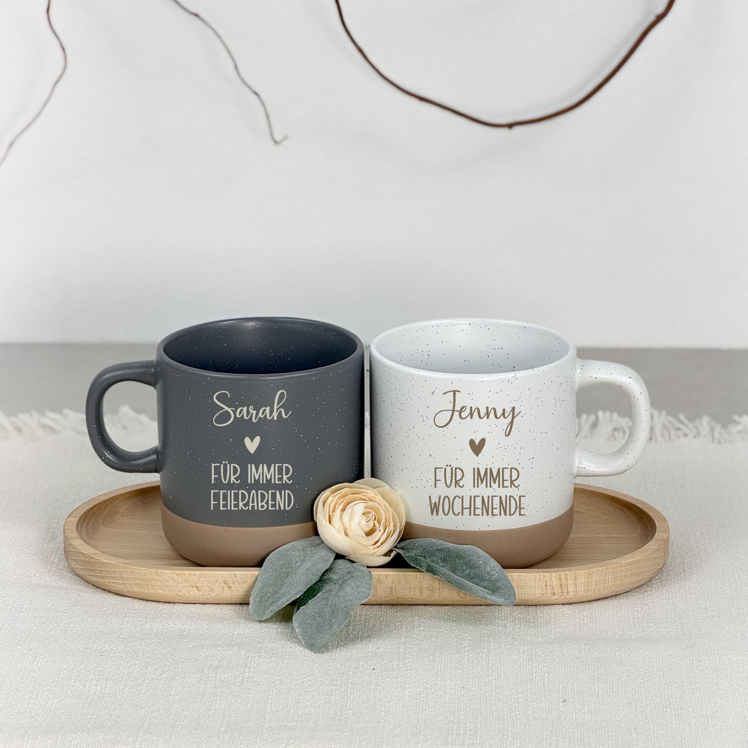Keramiktasse personalisiert für Kollegin mit Gravur „Für immer Wochenende“. Diese Tasse eignet sich perfekt als Geschenk zur Rente, Abschiedsgeschenk Kollegin oder kleine Abschiedsgeschenke für Kollegen und Kolleginnen mit persönlicher Gestaltung.