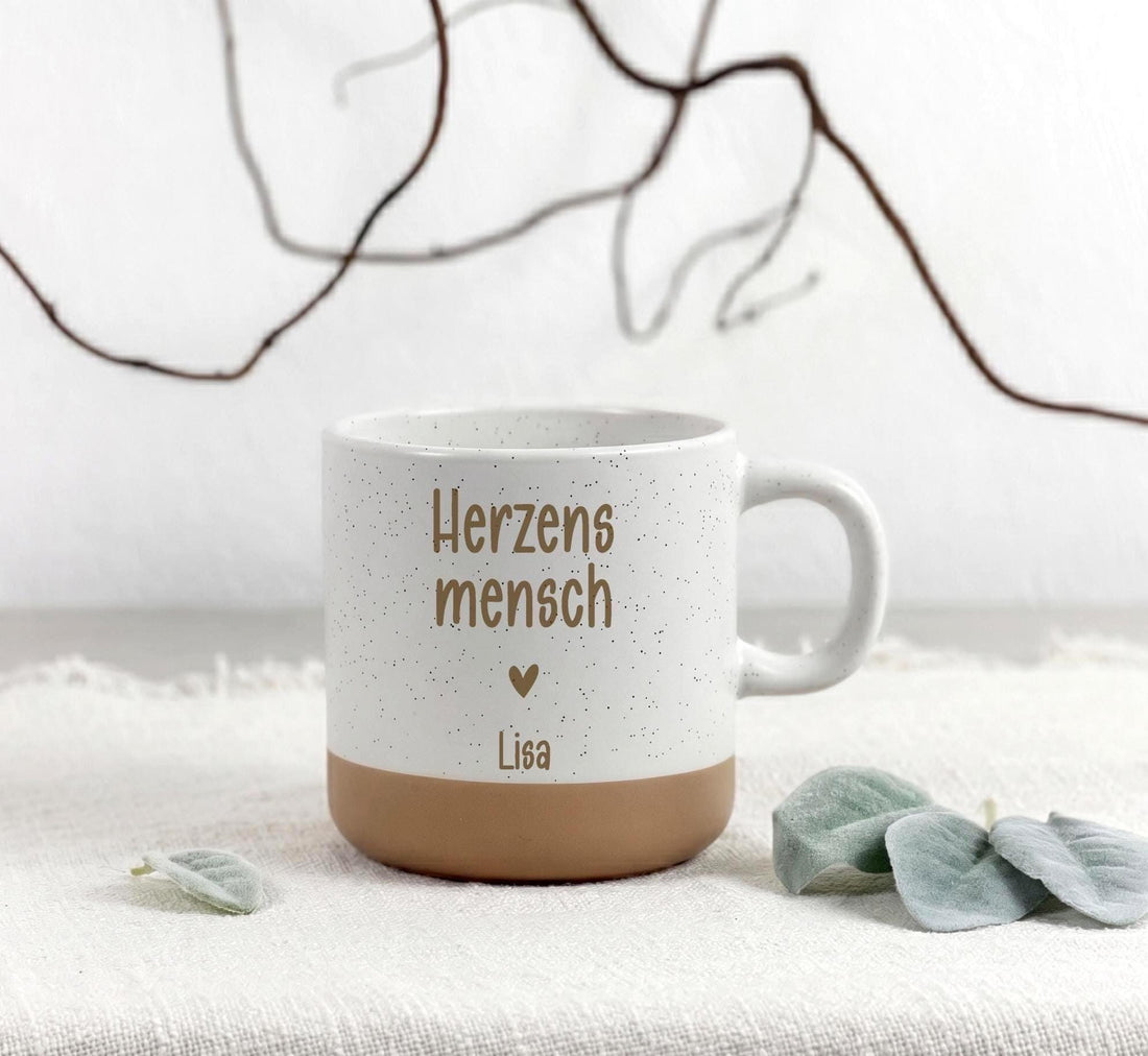 Personalisierte Tasse mit Name und Herz als liebevolle Geschenkidee für Freundin oder Schwester. Die gravierte Keramiktasse eignet sich perfekt für Kaffee, Tee oder Cappuccino und verbindet modernes Design mit persönlicher Bedeutung. Personalisierte Tasse für Frauen als emotionales Geburtstagsgeschenk mit Name und Gravur. Eine moderne und liebevolle Geschenkidee für besondere Menschen mit Stil und Persönlichkeit.