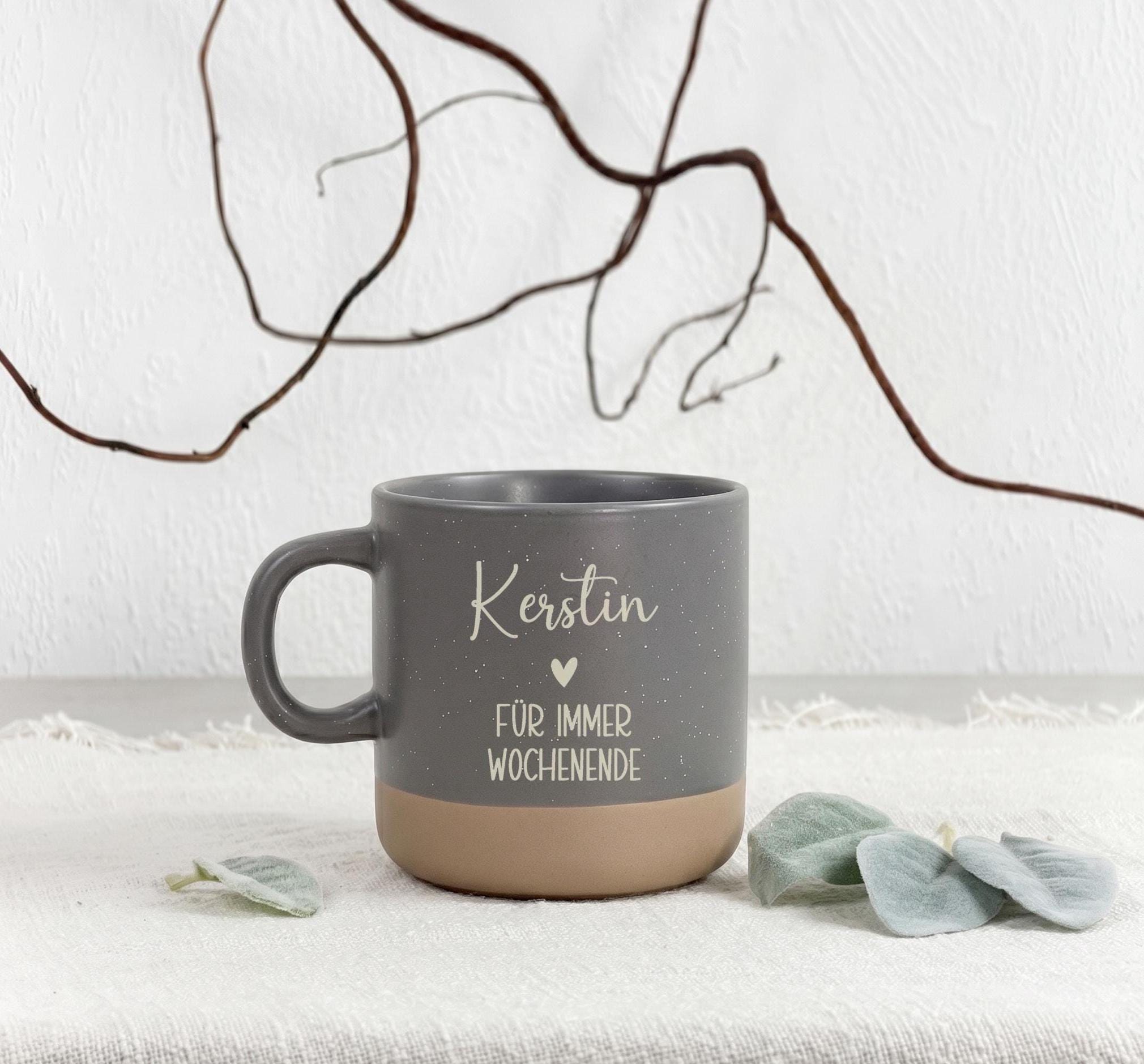 Kollegin Geschenk Tasse personalisiert mit Gravur als Abschiedsgeschenk. Diese Steingut Tasse eignet sich perfekt für Rente, Jobwechsel oder Feierabend. Ideal als Geschenk für Kollegin Abschied oder Work Bestie Geschenk mit persönlicher Note und langlebiger Qualität.