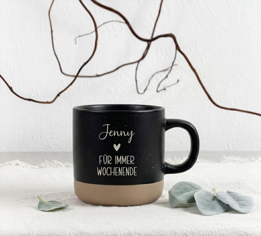Personalisierte Tasse für Kollegin mit Gravur „Für immer Wochenende“ als Abschiedsgeschenk Kollegin. Diese hochwertige Keramiktasse eignet sich perfekt zum Ruhestand, Jobwechsel oder Abschied im Büro. Ideal als Geschenk für Arbeitskollegin, Work Bestie oder Teammitglied für Kaffee, Tee und entspannte Feierabende.