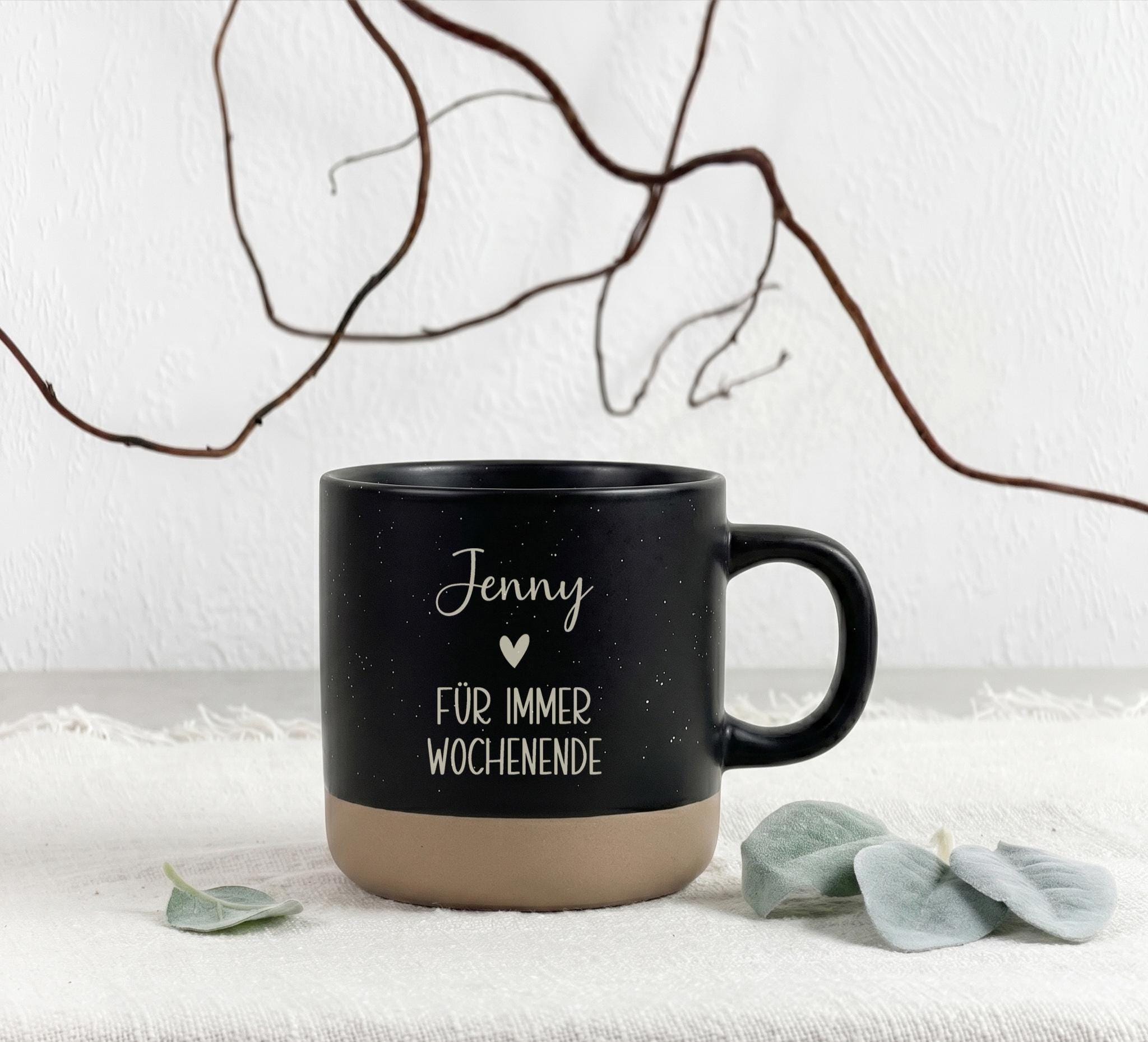 Personalisierte Tasse für Kollegin mit Gravur „Für immer Wochenende“ als Abschiedsgeschenk Kollegin. Diese hochwertige Keramiktasse eignet sich perfekt zum Ruhestand, Jobwechsel oder Abschied im Büro. Ideal als Geschenk für Arbeitskollegin, Work Bestie oder Teammitglied für Kaffee, Tee und entspannte Feierabende.