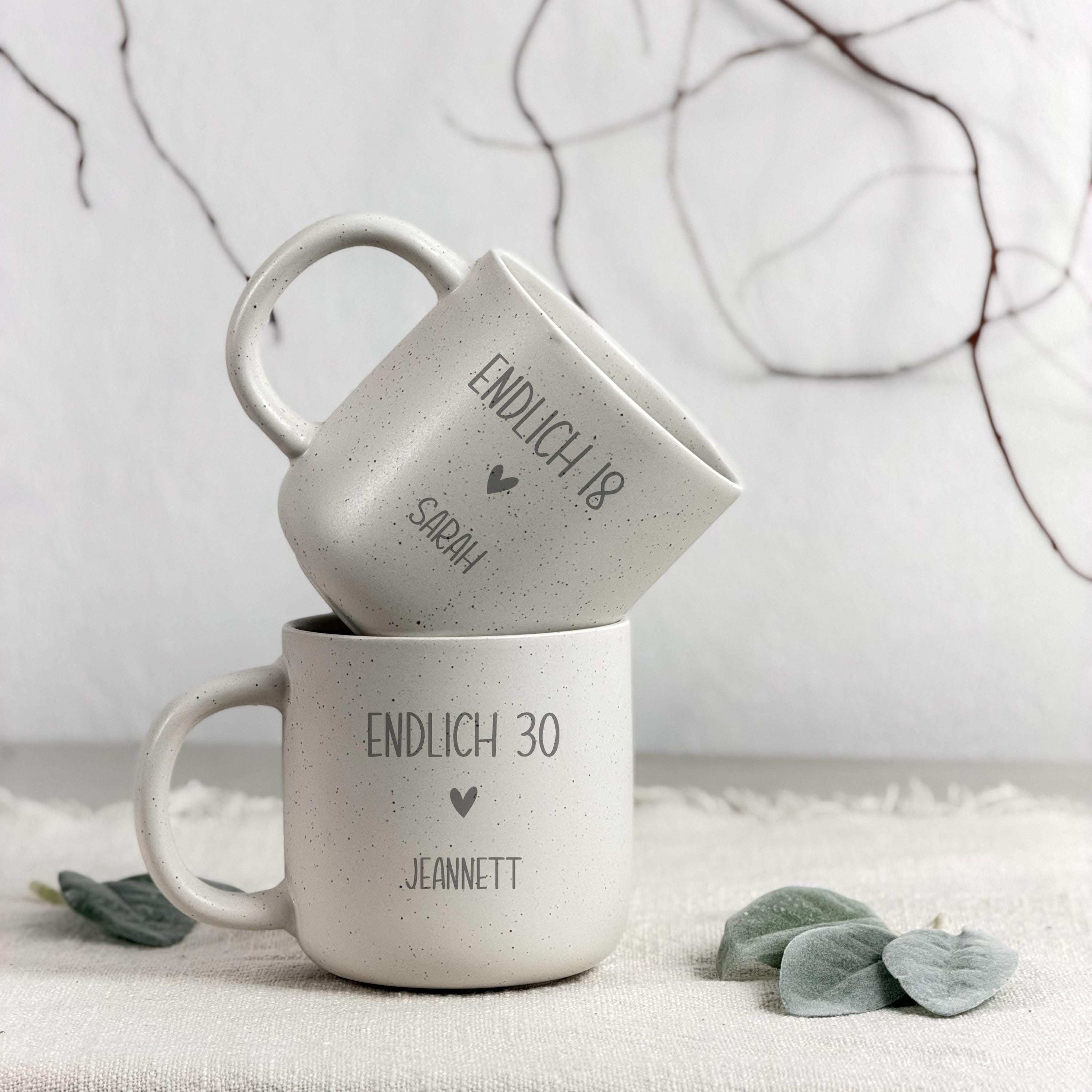 Personalisierte Tasse mit Name als Geschenkidee zum runden Geburtstag. Diese Keramiktasse ist perfekt für Frau, Freundin oder Mama und eignet sich für 50., 60., 70., 80. oder 90. Geburtstag mit persönlicher Note.