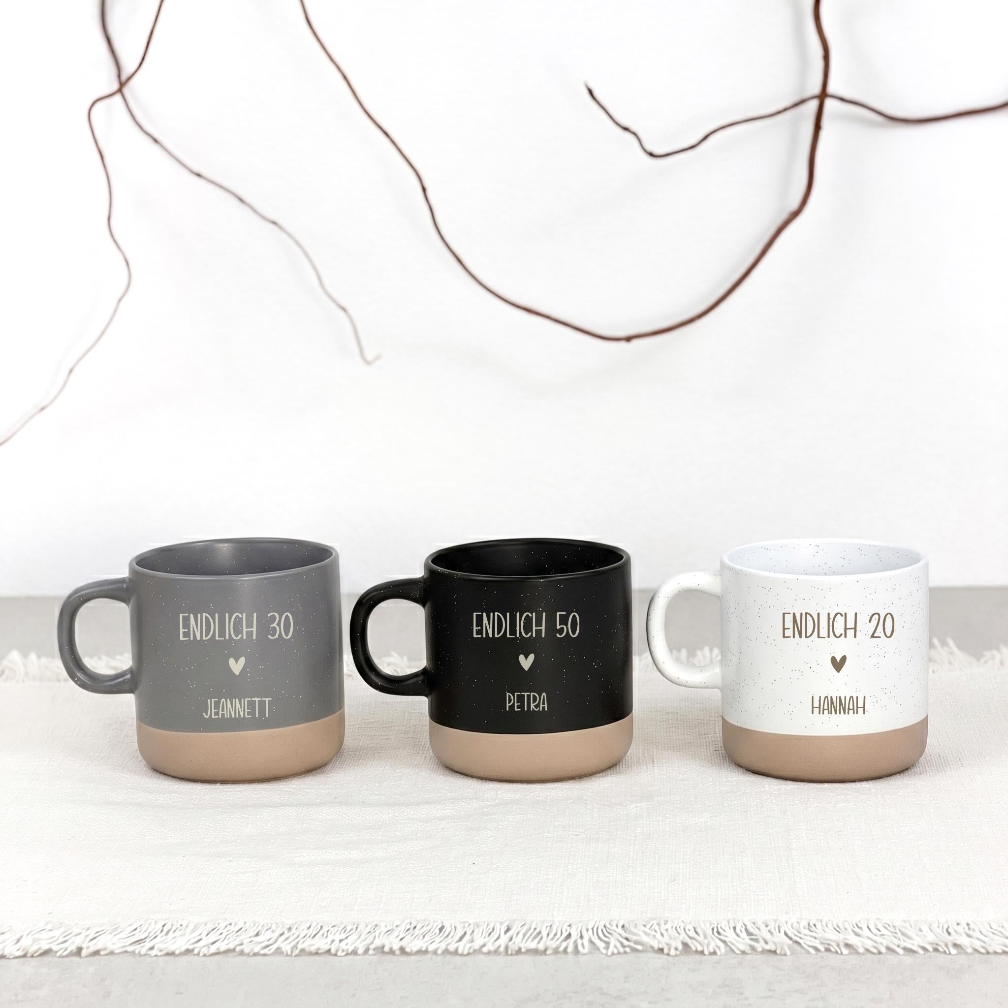 Personalisierte Kaffeetasse mit Name und Wunschalter als Geburtstagsgeschenk. Diese Tasse eignet sich für Freundin, Schwester, Mama oder Kollegin und passt perfekt zu 30 40 50 60 70 80 90 Geburtstagen. Eine besondere Erinnerung mit Gravur.