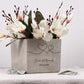 Hochzeitsgeschenk mit Namen als stilvoller Blumentopf in hochwertiger Betonoptik. Dieses personalisierte Geschenk für Braut und Bräutigam eignet sich ideal für Blumen, Kräuter oder kleine Pflanzen und bringt eine persönliche und emotionale Note in jedes Zuhause.