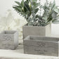 Geschenk zur Hochzeit als personalisierter Blumentopf mit individueller Gravur. Diese moderne Geschenkidee verbindet zeitloses Design mit emotionaler Bedeutung und eignet sich perfekt für frisch verheiratete Paare oder Verlobte.