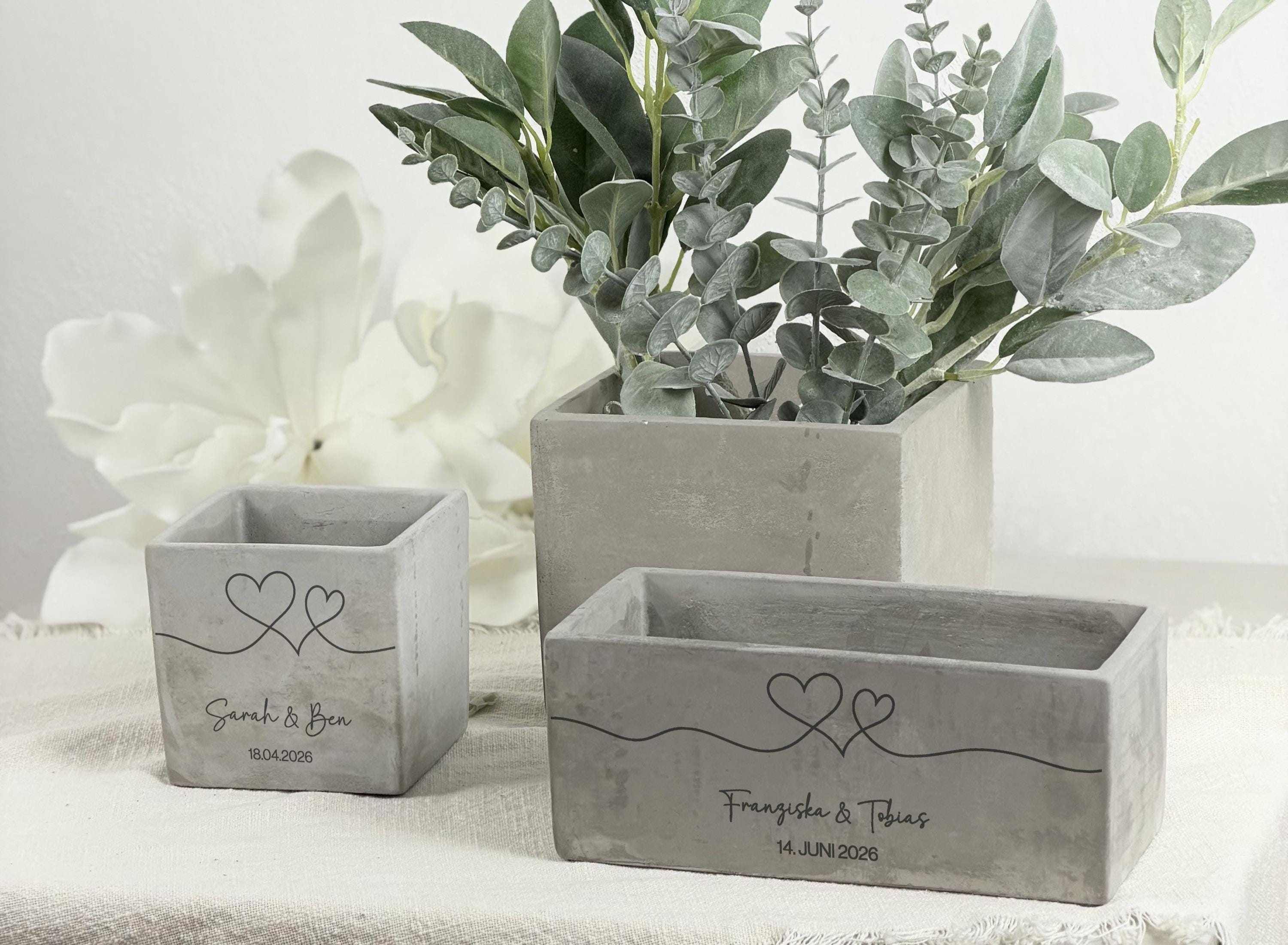 Geschenk zur Hochzeit als personalisierter Blumentopf mit individueller Gravur. Diese moderne Geschenkidee verbindet zeitloses Design mit emotionaler Bedeutung und eignet sich perfekt für frisch verheiratete Paare oder Verlobte.