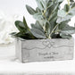 Geldgeschenk zur Hochzeit kreativ verpackt in einem personalisierten Blumentopf mit Gravur. Eine wunderschöne Möglichkeit, Geld stilvoll zu verschenken und gleichzeitig ein langlebiges Erinnerungsstück für das Brautpaar zu schaffen.