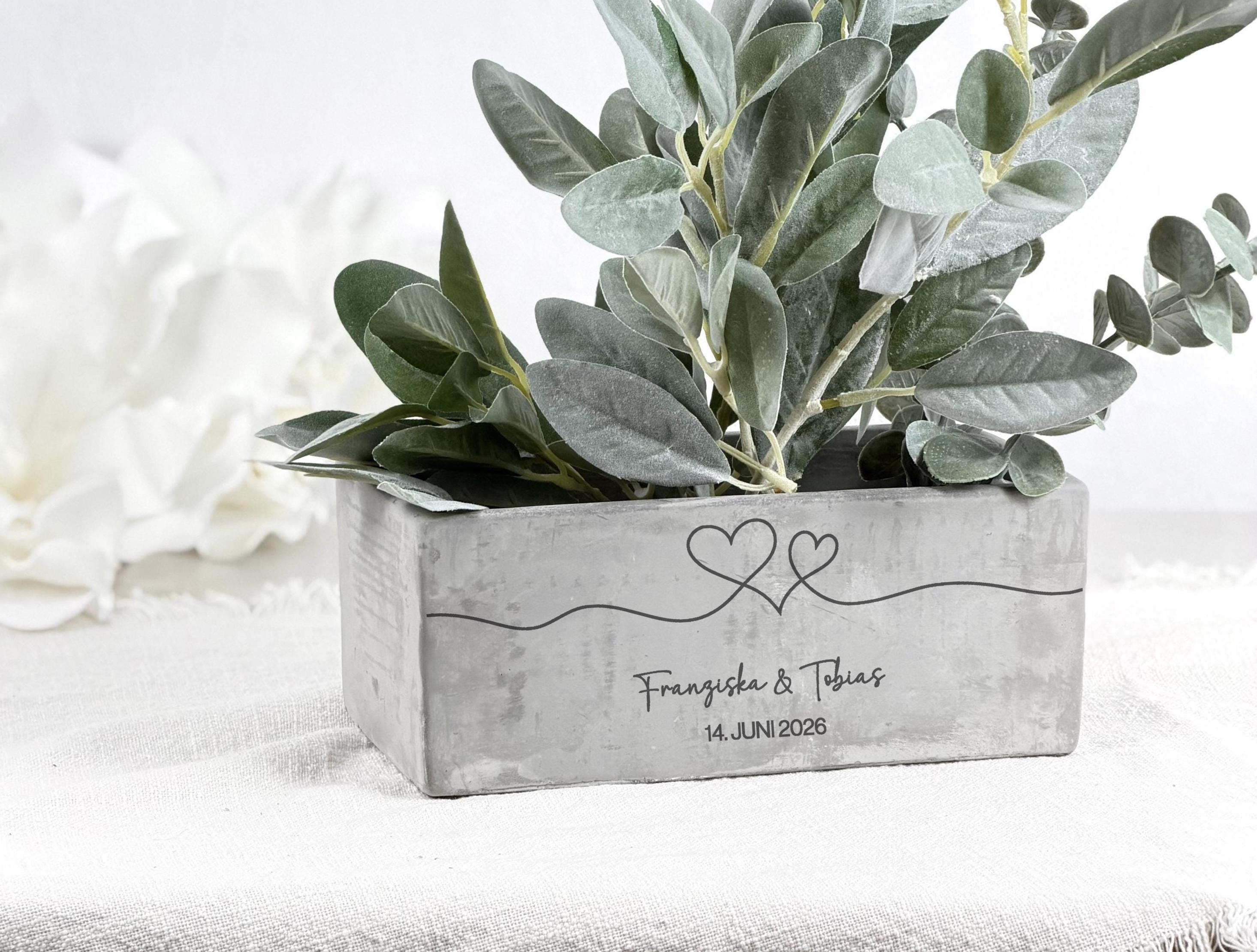 Geldgeschenk zur Hochzeit kreativ verpackt in einem personalisierten Blumentopf mit Gravur. Eine wunderschöne Möglichkeit, Geld stilvoll zu verschenken und gleichzeitig ein langlebiges Erinnerungsstück für das Brautpaar zu schaffen.