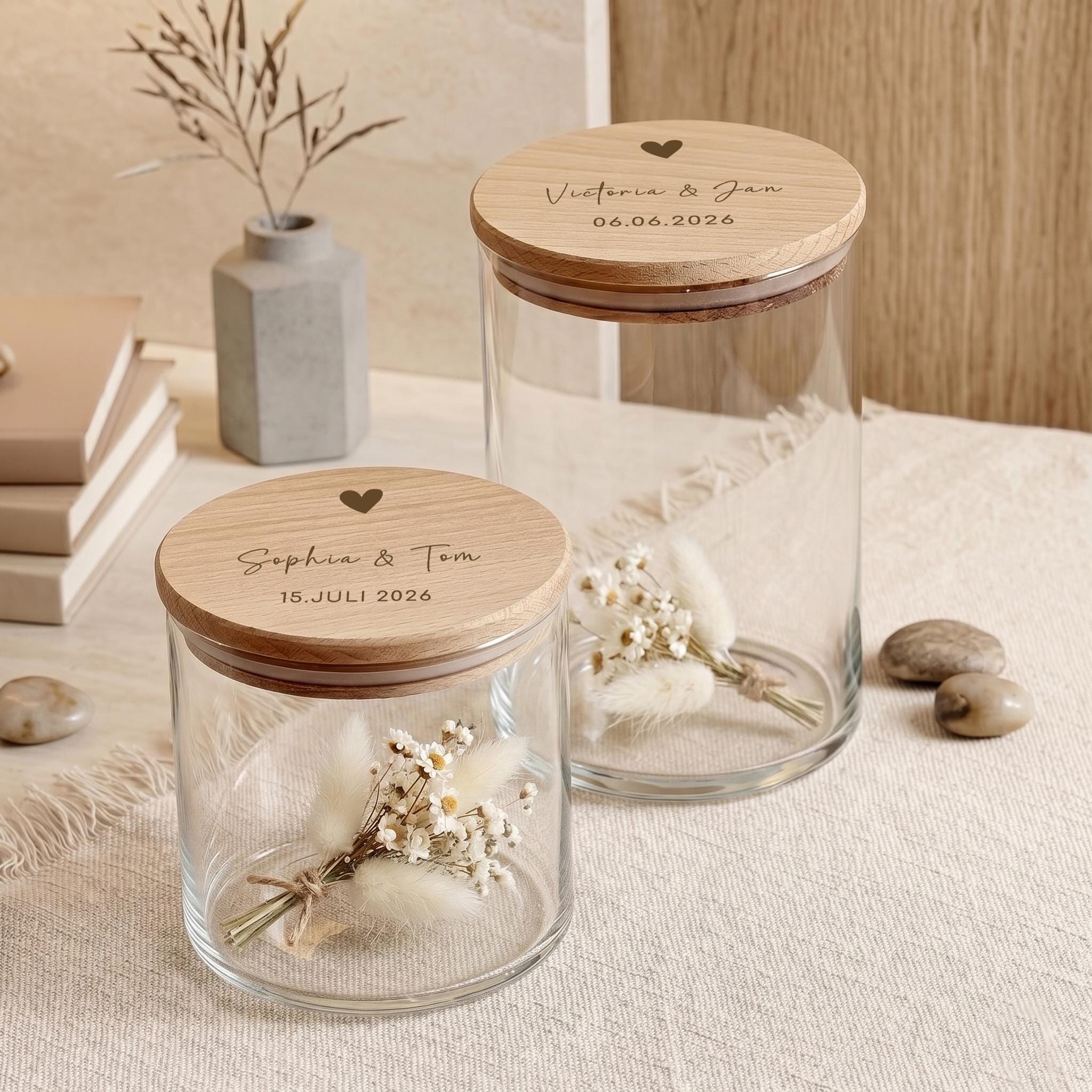 Verlobung Geschenk für Paare als hochwertiges Vorratsglas mit Namen. Dieses dekorative Glas eignet sich ideal für kreative Geschenkideen und besondere gemeinsame Erinnerungen.