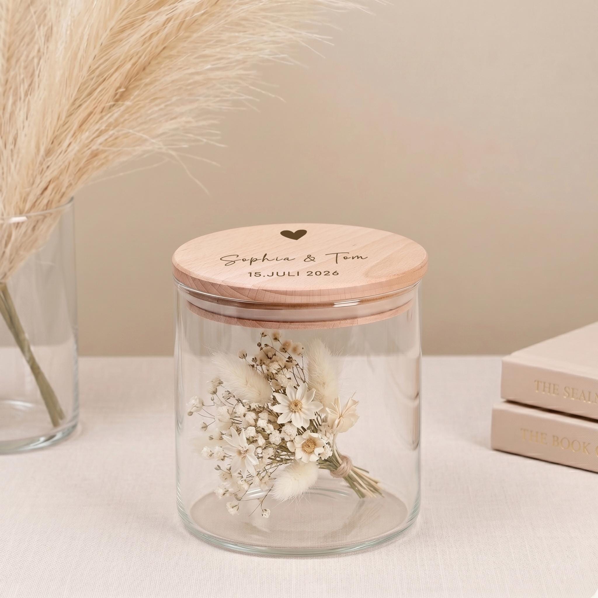 Gastgeschenk Hochzeit oder Brautpaar Geschenk als personalisiertes Vorratsglas mit modernem Design. Eine besondere Aufmerksamkeit mit persönlicher Note für Hochzeit, Verlobung oder Einweihung.