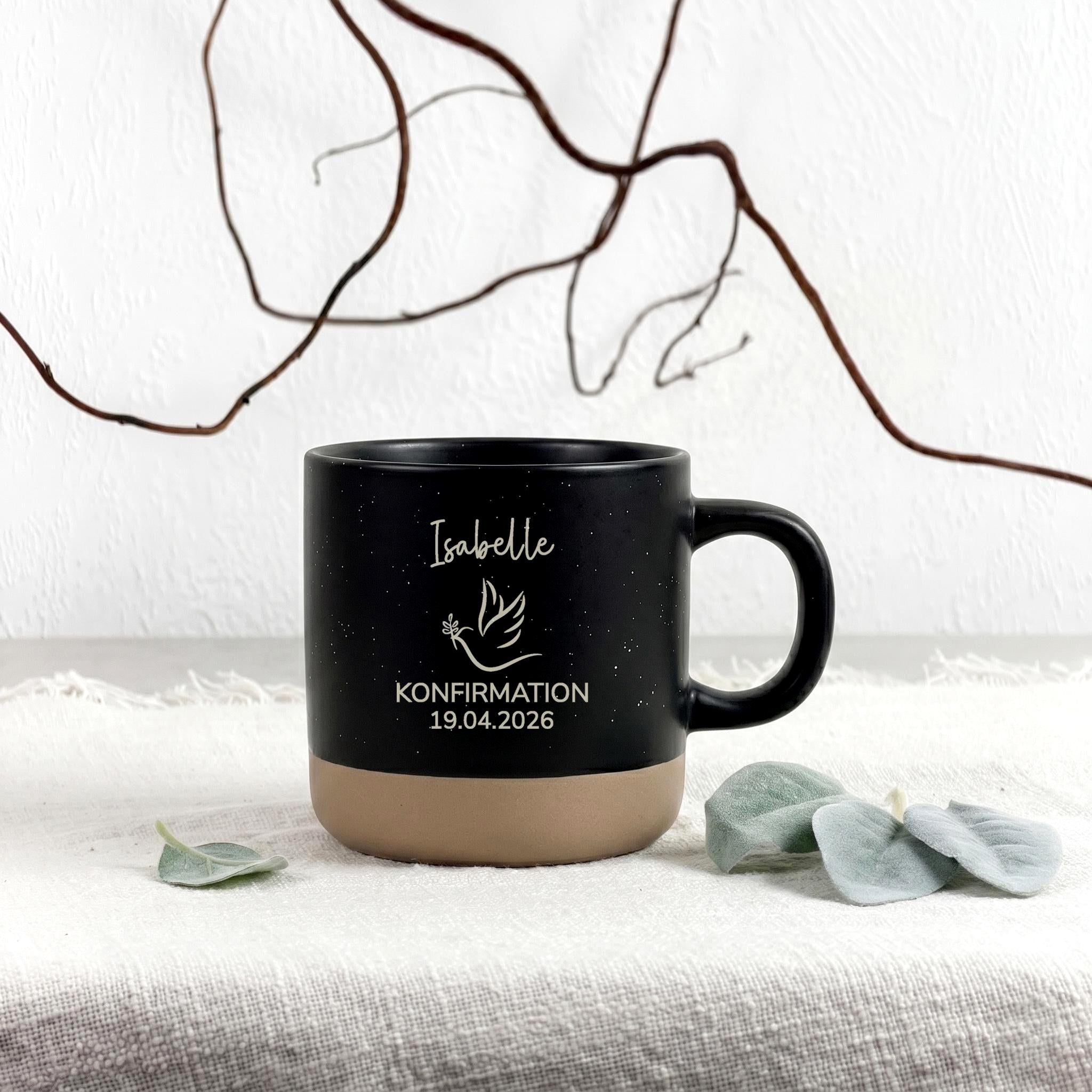 Kommunion Geschenk Tasse personalisiert mit Name und Datum. Diese hochwertige Keramiktasse ist ideal als Geschenk für Patenkind, Enkelkind oder Kind zur Erstkommunion. Perfekt für Mädchen oder Jungen und eine liebevolle Erinnerung an den Festtag.