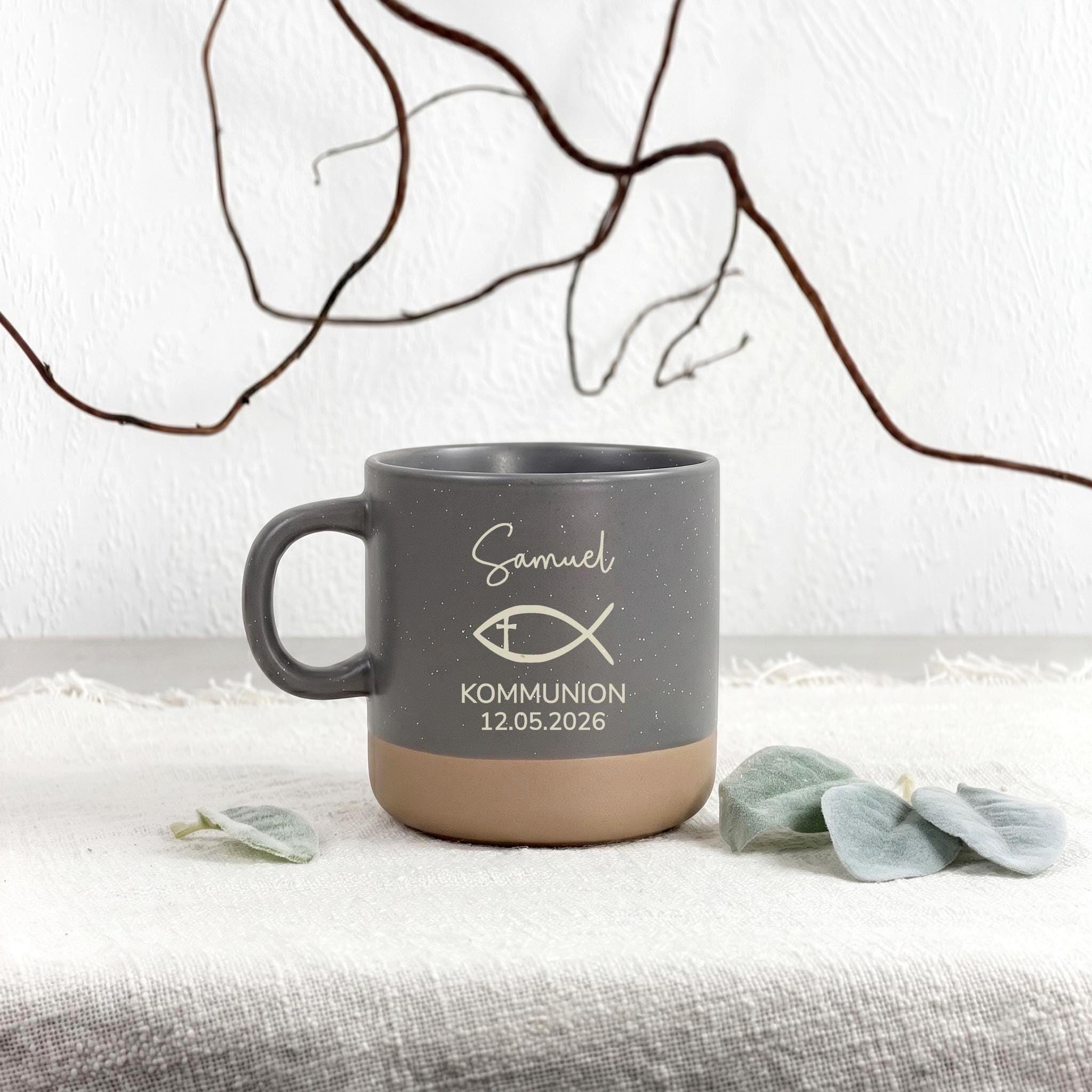Personalisierte Tasse zur Kommunion mit Name und Datum als liebevolles Geschenk zur Erstkommunion für Mädchen oder Jungen. Die hochwertige Keramiktasse mit Gravur und Symbol Taube oder Fisch ist eine schöne Erinnerung an diesen besonderen Tag. Ideal als Geschenk von Eltern, Großeltern oder Paten für Kakao, Tee oder Milch im Alltag.