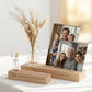 Personalisierte Fotoleiste mit Spruch für Papa als Geschenkidee zum Vatertag. Diese dekorative Holzleiste mit kleiner Vase ist ideal für Fotos, Karten oder liebe Nachrichten. Ein stilvolles Geschenk für Papa oder Opa mit persönlicher Note.