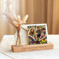 Kartenständer mit Gravur für Papa als personalisiertes Geschenk zum Vatertag. Die Bilderleiste aus Holz mit Vase und Trockenblumen eignet sich als Fotoständer personalisiert oder Bilderrahmen Geschenk für Papa und Opa.