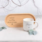 Keramiktasse personalisiert im Geschenkset mit Holztablett für Papa. Dieses Vatertagsgeschenk eignet sich ideal als Geschenk Papa Geburtstag Opa oder liebevolle Überraschung für besondere Anlässe.
