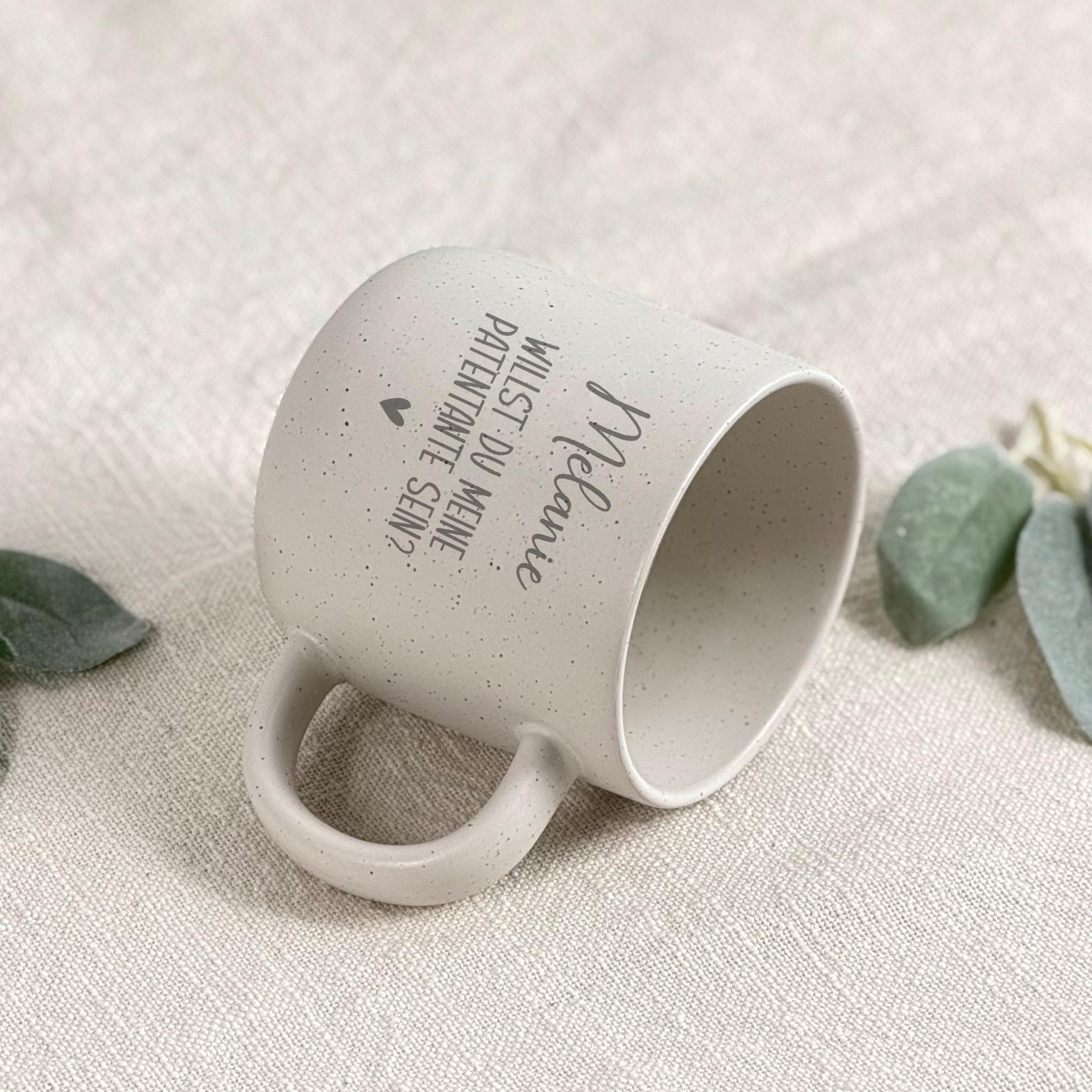 Patentante Geschenk als personalisierte Tasse mit Herzmotiv und Name. Diese hochwertige Kaffeetasse ist perfekt für Taufe, Patenschaftsfrage oder als Dankeschön Geschenk für einen besonderen Menschen mit emotionalem Wert.