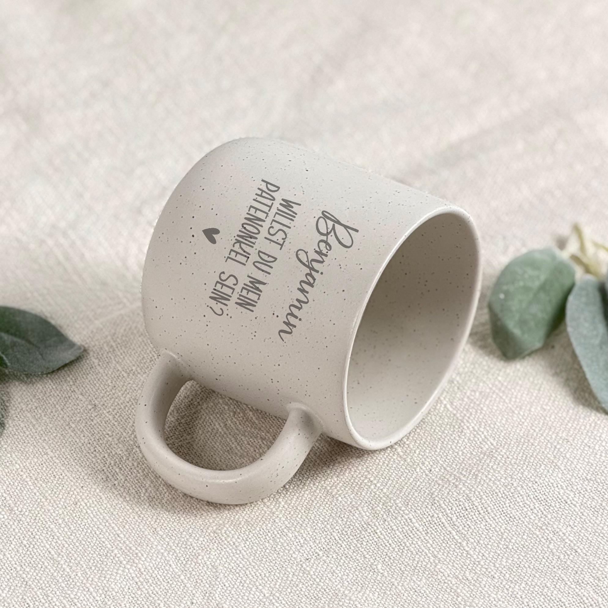 Kaffeetasse personalisiert graviert 360 ml für Patenonkel. Diese Tasse mit Herz und Namen ist eine schöne Geschenkidee zur Taufanfrage oder als Erinnerung an einen besonderen Tag im Familienleben.