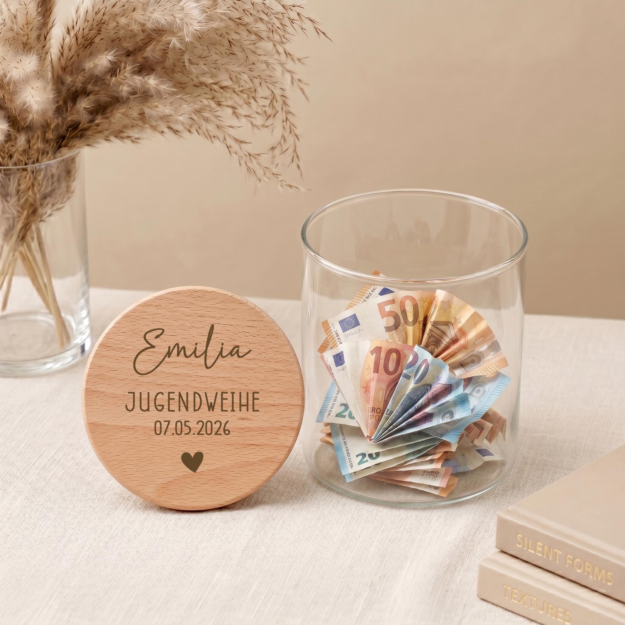 Kreative Geschenkidee Jugendweihe mit personalisiertem Glas und Namen. Dieses Geldgeschenk verbindet praktische Nutzung mit emotionaler Bedeutung und eignet sich als Geschenk für Enkelkind, Tochter, Sohn oder Patenkind.
