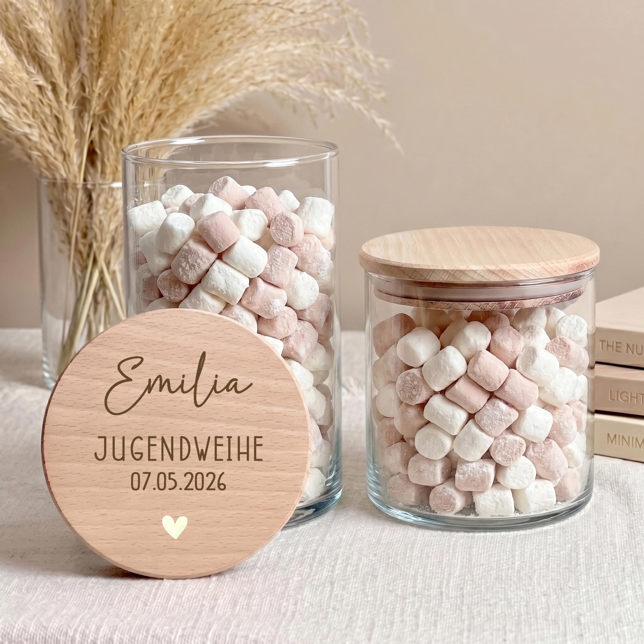 Personalisiertes Geldgeschenk zur Jugendweihe mit Name im hochwertigen Vorratsglas. Eine kreative Geschenkidee für Mädchen oder Jungen, um Geldscheine, Gutscheine oder kleine Wünsche stilvoll zu verschenken. Das gravierte Glas bleibt als schöne Erinnerung an die Jugendweihe erhalten und eignet sich später als Dekoration oder Aufbewahrungsglas.