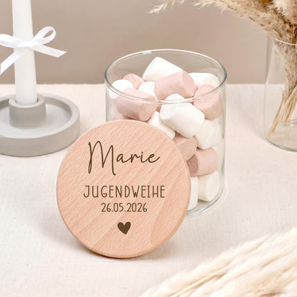 Geldgeschenk Jugendweihe personalisiert mit Name als originelle Überraschung für Mädchen und Jungen. Das dekorative Vorratsglas mit Gravur macht aus einem klassischen Geldgeschenk ein persönliches Erinnerungsgeschenk mit besonderem Wert für diesen wichtigen Lebensabschnitt.