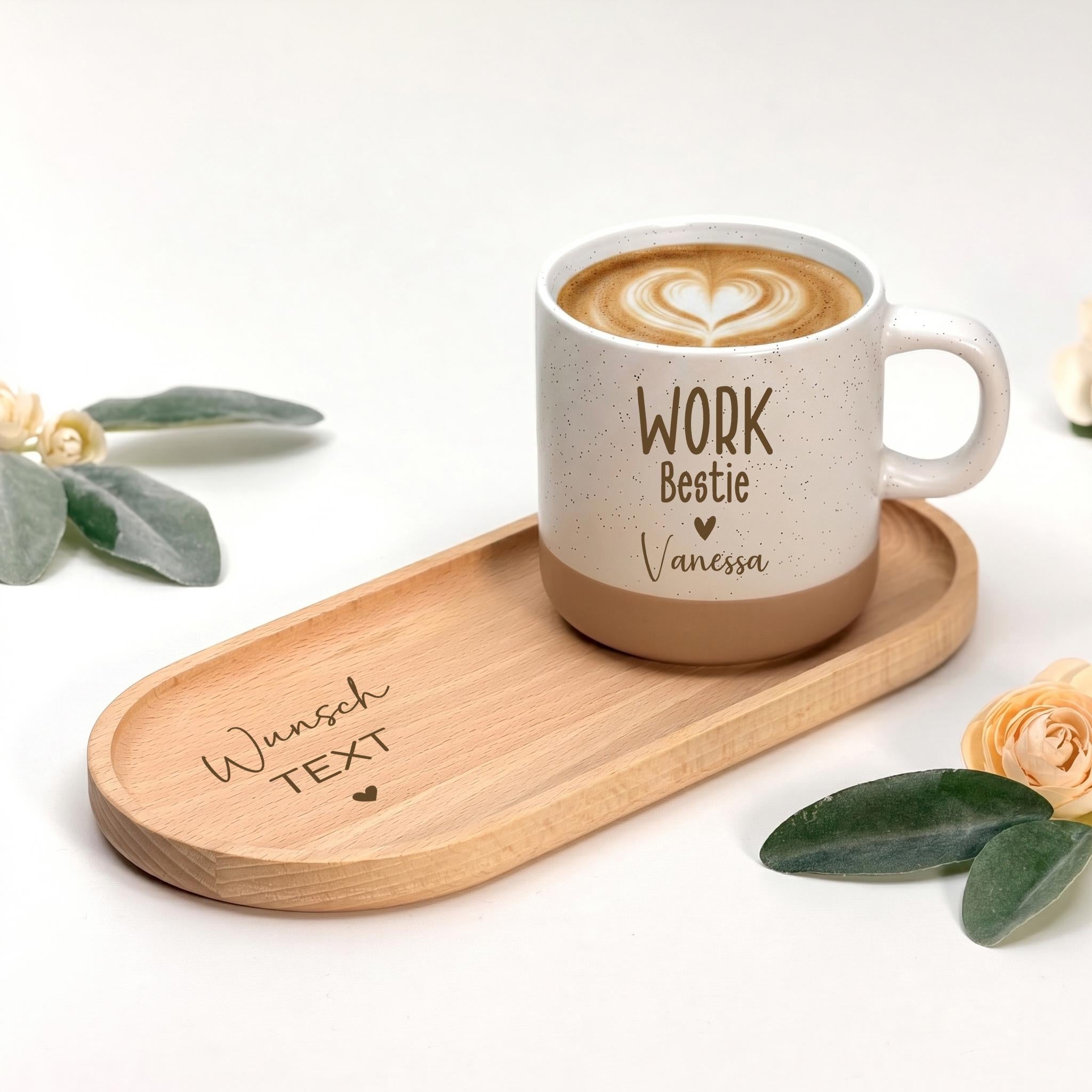 Geschenk für Kollegin als personalisierte Tasse mit Name und Holztablett. Dieses Geschenkset Tasse mit Tablett eignet sich als Abschiedsgeschenk personalisiert, Geschenkidee Abschied Arbeit oder Ruhestand Geschenk. Eine besondere Überraschung mit persönlicher Gravur.
