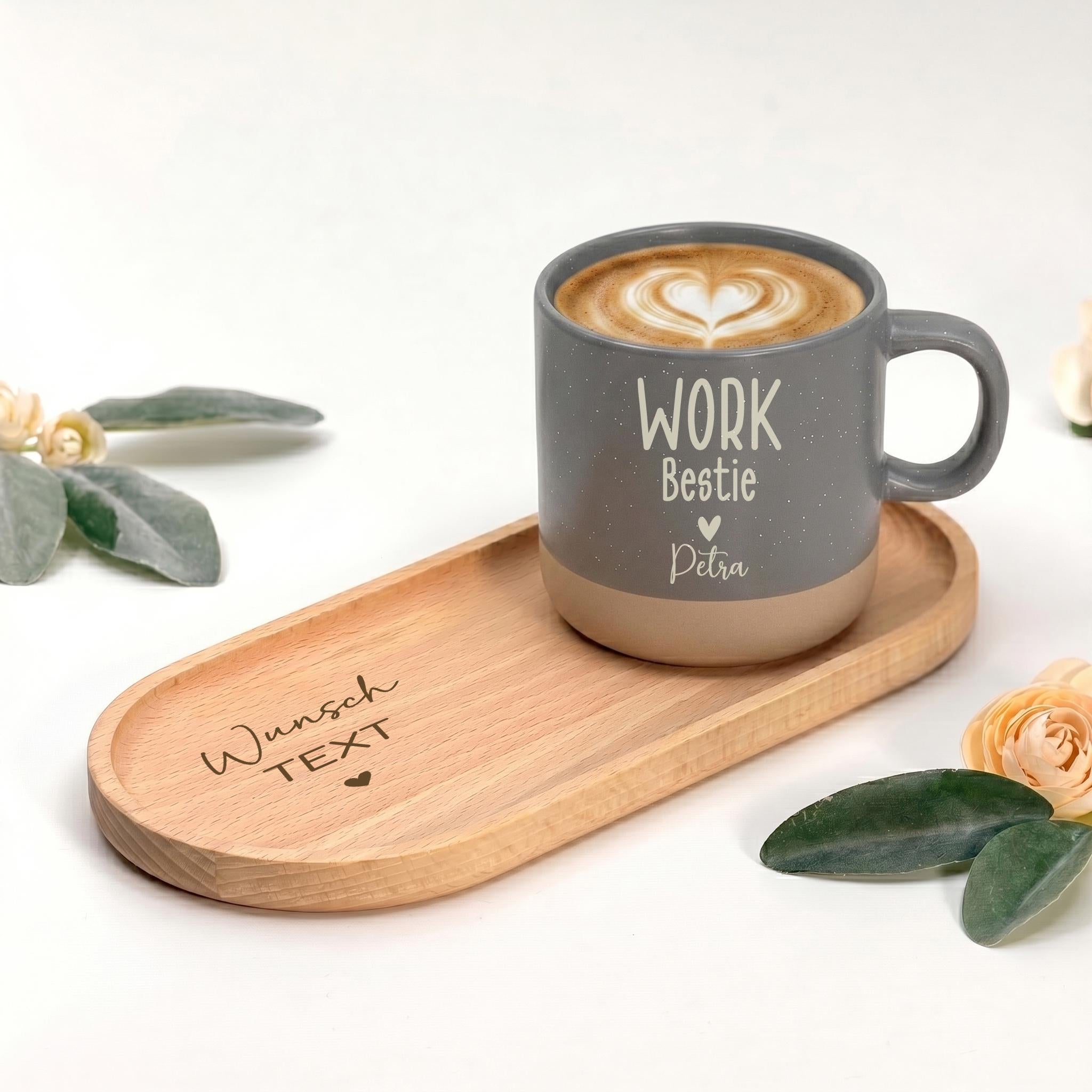 Arbeitskollegin Geschenk als Geschenkset mit personalisierter Tasse und Tablett. Die Keramiktasse mit Name eignet sich ideal als Kollegin Abschiedsgeschenk, Jobwechsel Geschenk Abschied oder Ruhestand Geschenk Tasse. Eine schöne Erinnerung für Büro und Zuhause.