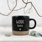 Personalisierte Tasse mit Name im Geschenkset Tasse mit Tablett als Geschenk für Kollegin oder Arbeitskollegin. Dieses Set eignet sich perfekt als Abschiedsgeschenk zum Jobwechsel, Ruhestand oder Teamabschied. Die Keramiktasse 360 ml und das gravierte Holztablett verbinden praktische Nutzung mit persönlicher Erinnerung.
