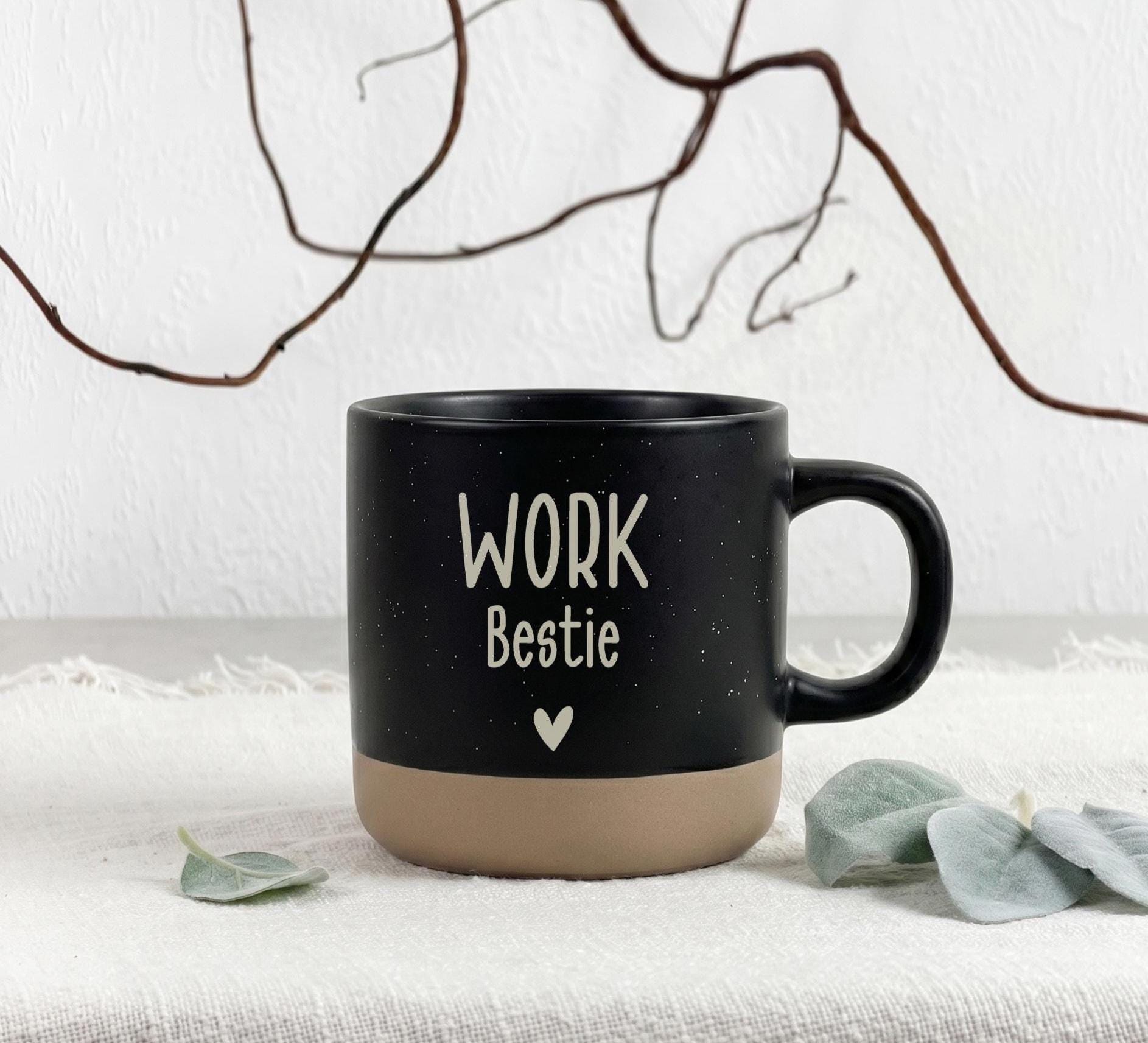 Personalisierte Tasse mit Name im Geschenkset Tasse mit Tablett als Geschenk für Kollegin oder Arbeitskollegin. Dieses Set eignet sich perfekt als Abschiedsgeschenk zum Jobwechsel, Ruhestand oder Teamabschied. Die Keramiktasse 360 ml und das gravierte Holztablett verbinden praktische Nutzung mit persönlicher Erinnerung.