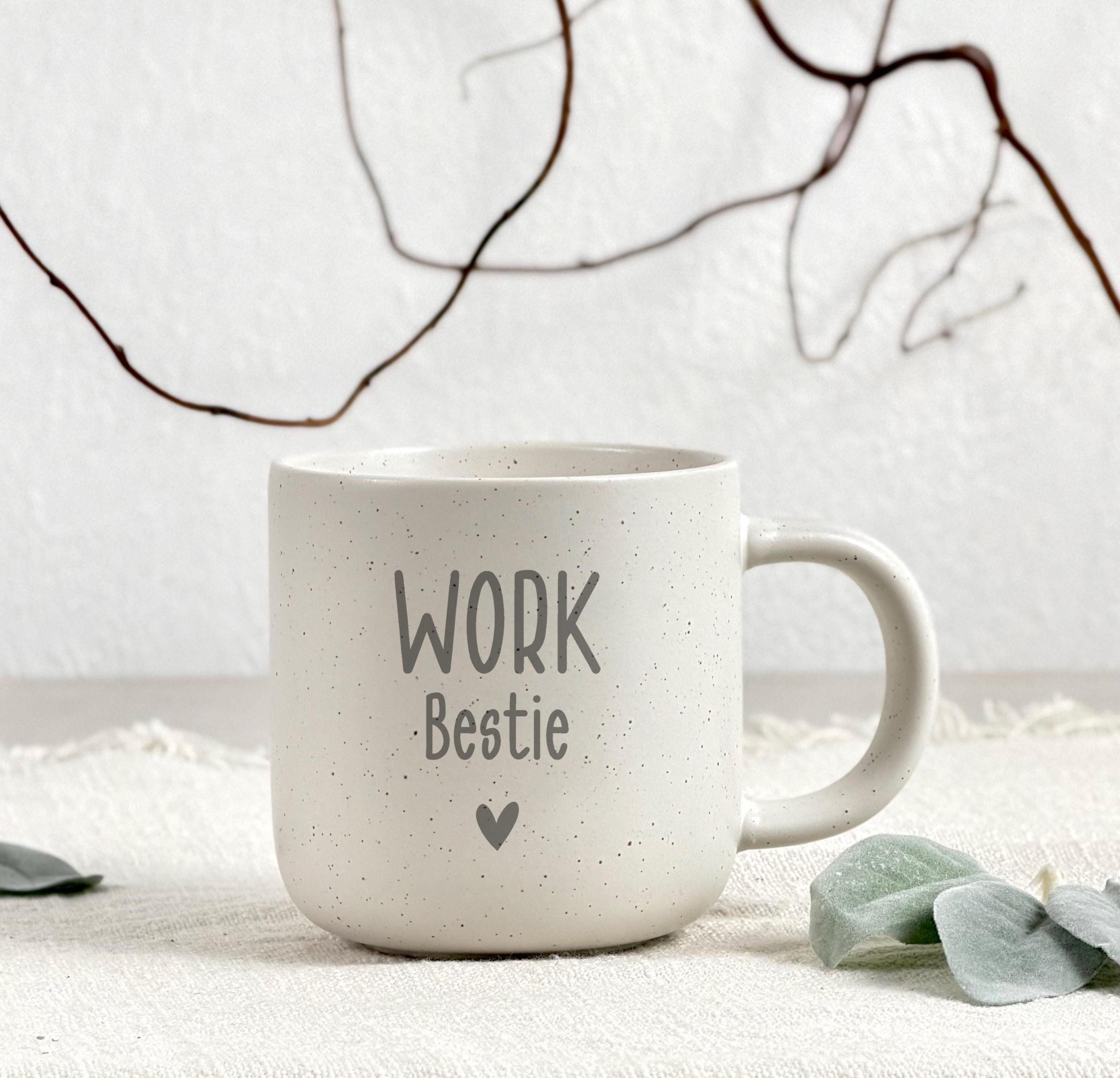 Kollegin Abschiedsgeschenk als personalisierte Tasse mit Name und Holztablett Gravur. Dieses Geschenkset eignet sich als Arbeitskollegin Geschenk, Ruhestand Geschenk Tasse oder Geschenk zum Jobwechsel. Ideal für Kaffee oder Tee und eine schöne Erinnerung an gemeinsame Arbeitszeit.