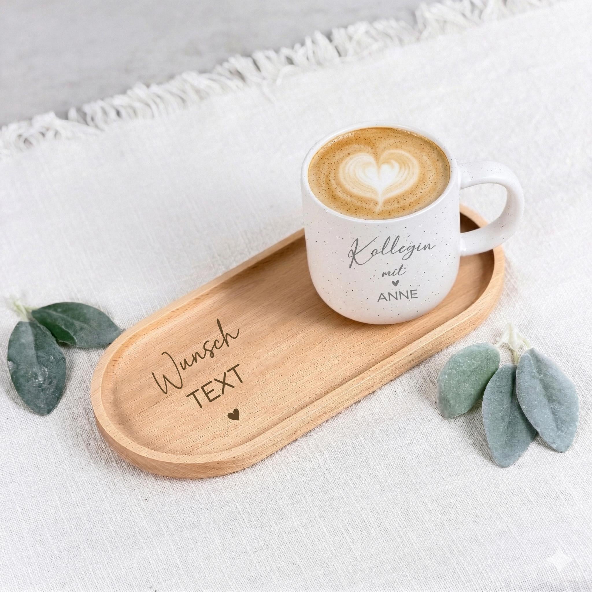 Personalisierte Tasse mit Name im Geschenkset Tasse mit Tablett als Abschiedsgeschenk für Kollegin oder Arbeitskollegin. Die Keramiktasse 360 ml und das Holztablett mit Gravur sind ideal als Geschenk zum Jobwechsel, Ruhestand oder Abschied von der Arbeit. Eine persönliche Erinnerung für Kaffee, Tee oder Kakao im Büro oder Zuhause.