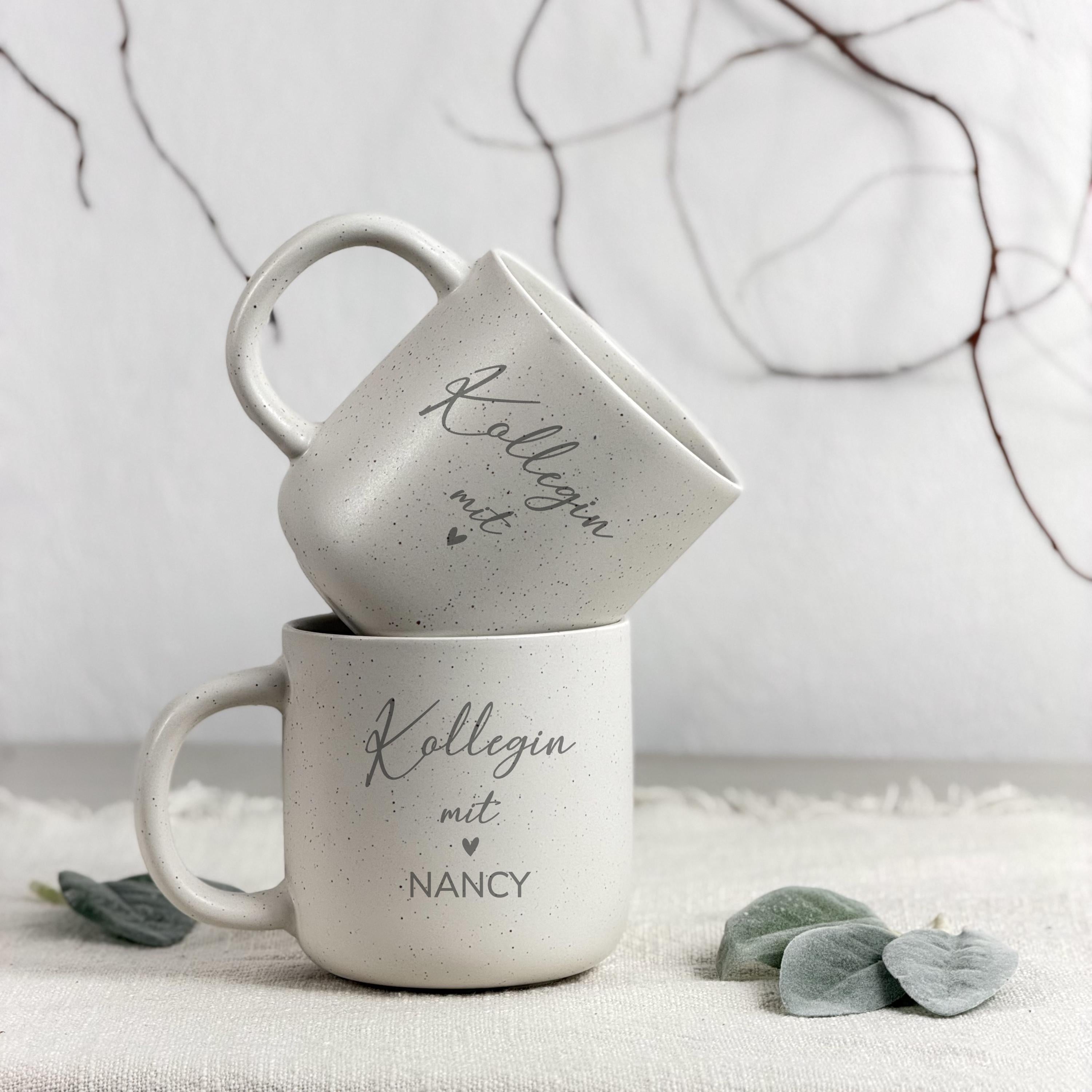 Kollegin Abschiedsgeschenk als personalisierte Tasse mit Name und Holztablett Gravur. Dieses Geschenkset eignet sich als Arbeitskollegin Geschenk, Ruhestand Geschenk Tasse oder Geschenk zum Jobwechsel. Ideal für Kaffee oder Tee und eine schöne Erinnerung an gemeinsame Arbeitszeit.