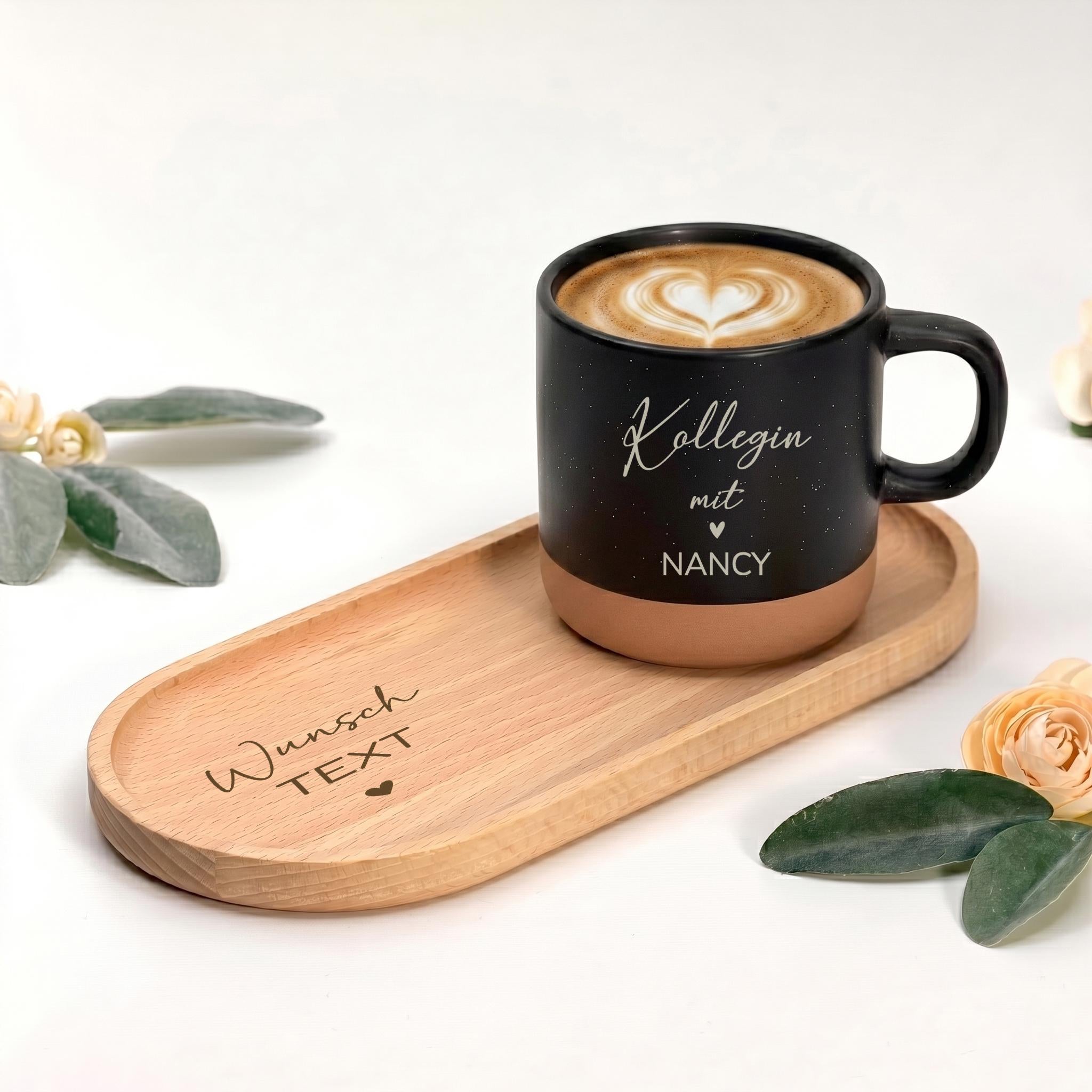 Arbeitskollegin Geschenk als Geschenkset mit personalisierter Tasse und Tablett. Die Keramiktasse mit Name eignet sich ideal als Kollegin Abschiedsgeschenk, Jobwechsel Geschenk Abschied oder Ruhestand Geschenk Tasse. Eine schöne Erinnerung für Büro und Zuhause.