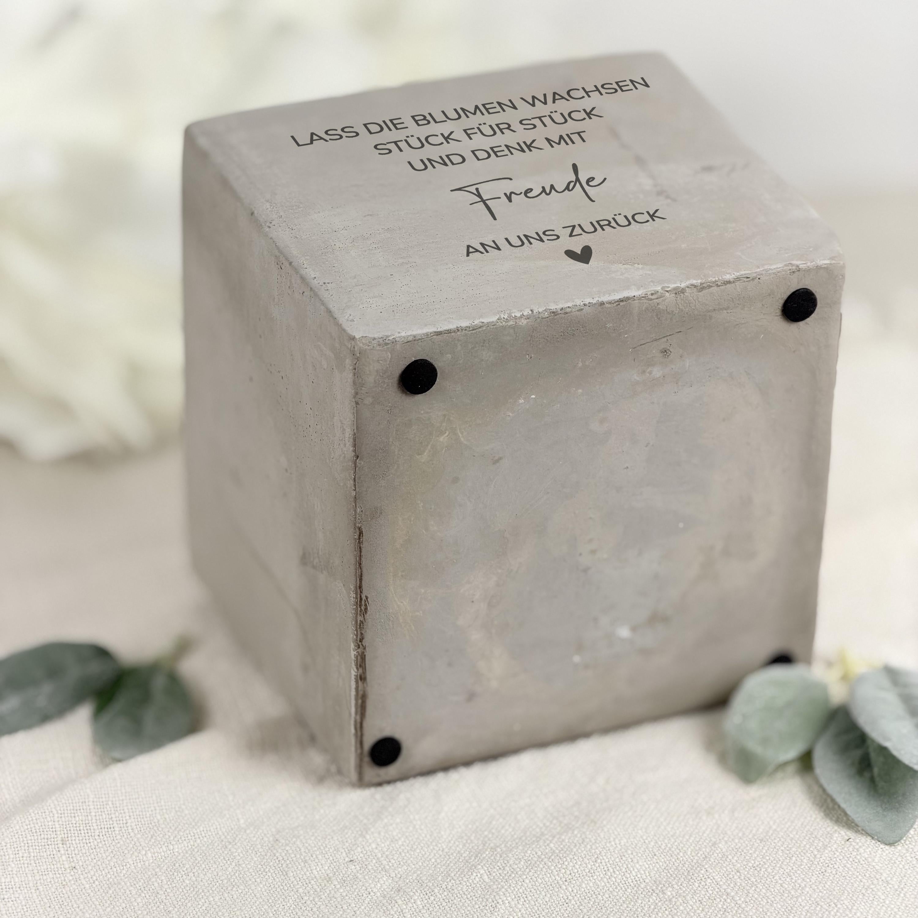 Personalisiertes Abschiedsgeschenk Kindergarten als Blumentopf mit Name und Gravur. Der moderne Blumentopf in Betonoptik ist eine liebevolle Geschenkidee für Erzieherin, Lehrer oder Kita Team zum Abschied, Ruhestand oder Schuljahresende und eignet sich perfekt für Pflanzen oder Blumen.