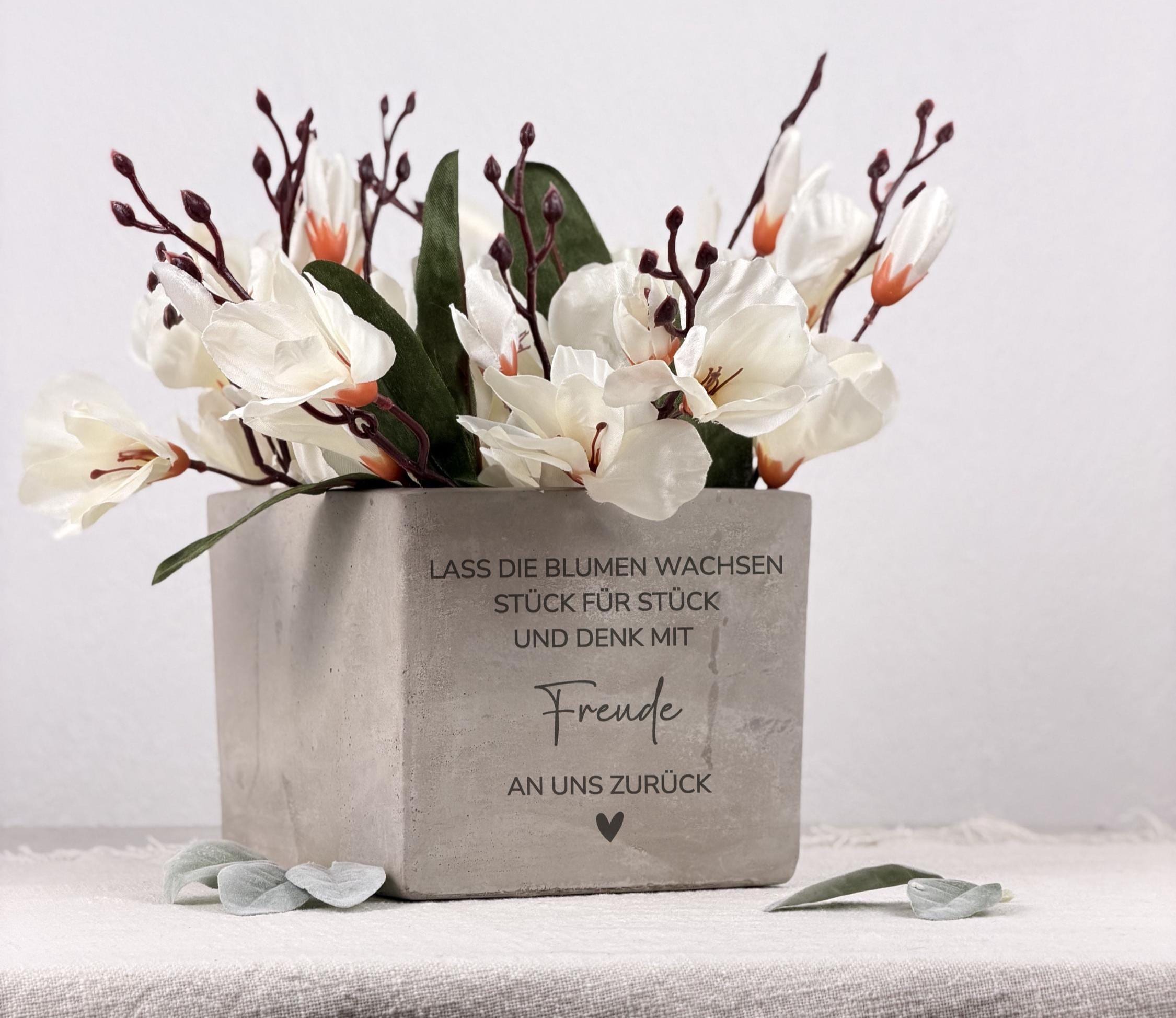 Blumentopf personalisiert mit Gravur als Dankeschön Geschenk für Erzieherin oder Lehrerin. Dieses dekorative Geschenk ist ideal für den Kita Abschied, Kindergarten Abschluss oder als Erinnerungsgeschenk von Kindern und Eltern mit persönlicher Note.