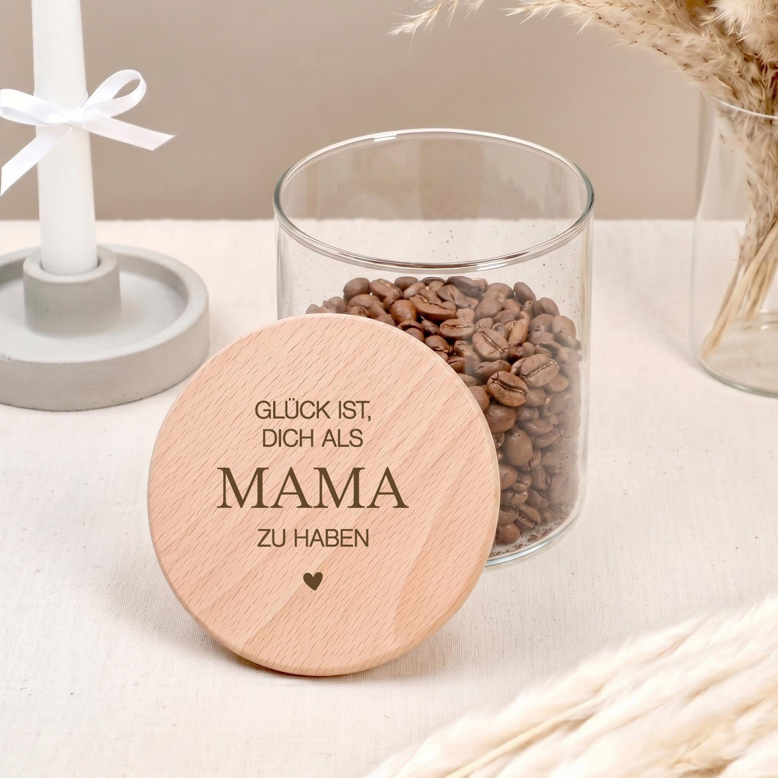Muttertagsgeschenk Vorratsglas mit Gravur als personalisiertes Geschenk für Mama. Das hochwertige Glas eignet sich perfekt zum Befüllen mit Süßigkeiten, Keksen, Geldgeschenken oder kleinen Botschaften. Eine liebevolle Geschenkidee zum Muttertag, Geburtstag oder als Überraschung zwischendurch mit persönlicher Note.