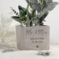 Geschenk zur Hochzeit als personalisierter Blumentopf mit individueller Gravur. Diese moderne Geschenkidee verbindet zeitloses Design mit emotionaler Bedeutung und eignet sich perfekt für frisch verheiratete Paare oder Verlobte.