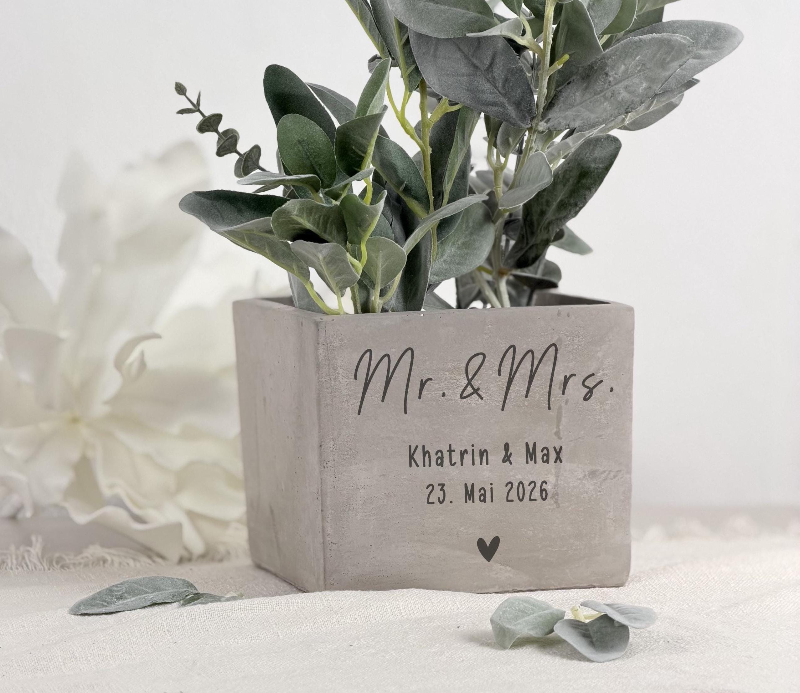 Geschenk zur Hochzeit als personalisierter Blumentopf mit individueller Gravur. Diese moderne Geschenkidee verbindet zeitloses Design mit emotionaler Bedeutung und eignet sich perfekt für frisch verheiratete Paare oder Verlobte.