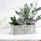 Geldgeschenk zur Hochzeit kreativ verpackt in einem personalisierten Blumentopf mit Gravur. Eine wunderschöne Möglichkeit, Geld stilvoll zu verschenken und gleichzeitig ein langlebiges Erinnerungsstück für das Brautpaar zu schaffen.