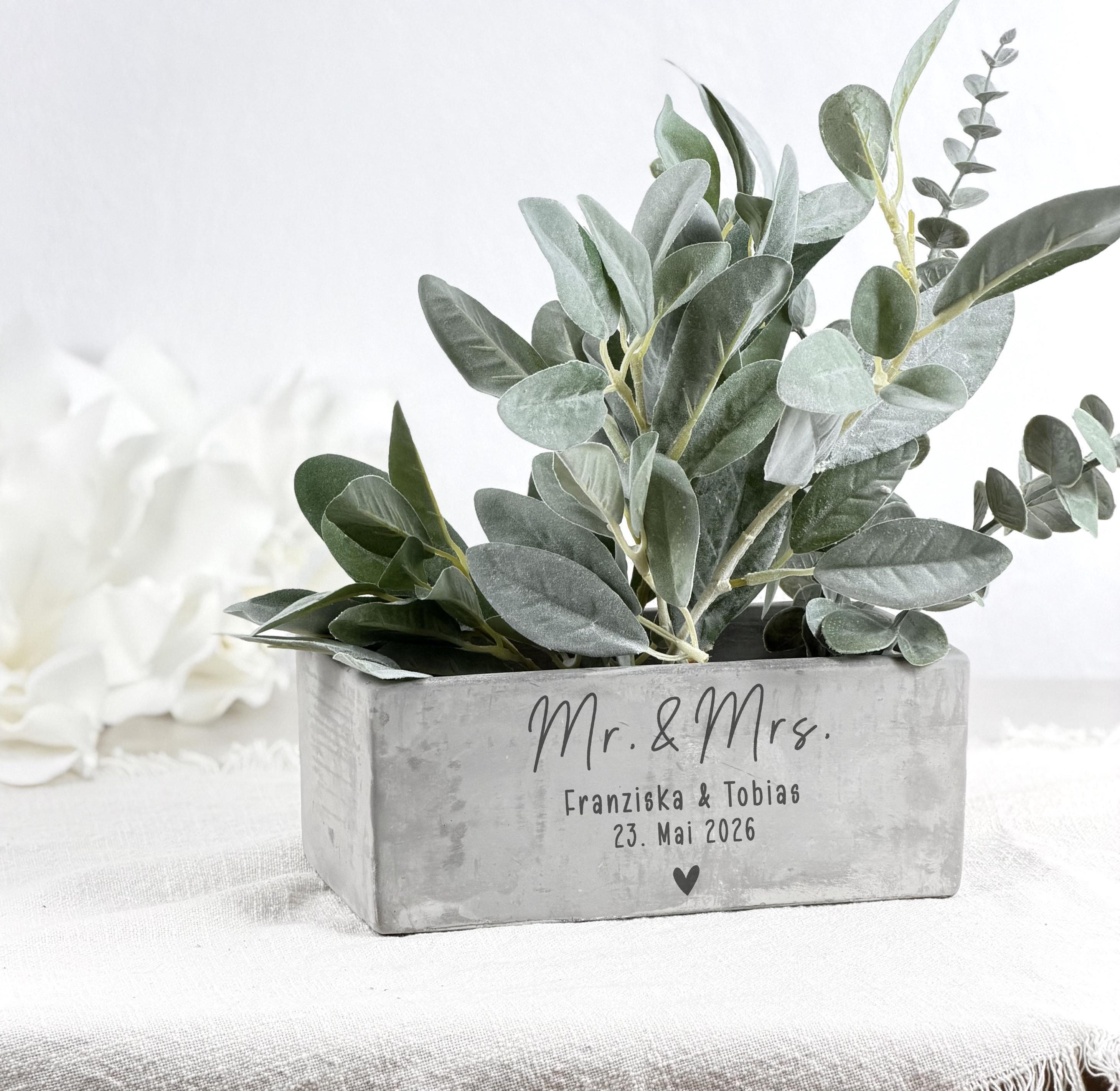 Geldgeschenk zur Hochzeit kreativ verpackt in einem personalisierten Blumentopf mit Gravur. Eine wunderschöne Möglichkeit, Geld stilvoll zu verschenken und gleichzeitig ein langlebiges Erinnerungsstück für das Brautpaar zu schaffen.