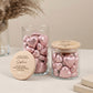 Kreative Geschenkidee Jugendweihe mit personalisiertem Glas und Namen. Dieses Geldgeschenk verbindet praktische Nutzung mit emotionaler Bedeutung und eignet sich als Geschenk für Enkelkind, Tochter, Sohn oder Patenkind.