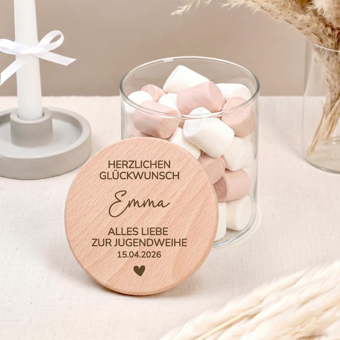 Personalisiertes Geldgeschenk zur Jugendweihe mit Name im hochwertigen Vorratsglas. Eine kreative Geschenkidee für Mädchen oder Jungen, um Geldscheine, Gutscheine oder kleine Wünsche stilvoll zu verschenken. Das gravierte Glas bleibt als schöne Erinnerung an die Jugendweihe erhalten und eignet sich später als Dekoration oder Aufbewahrungsglas.