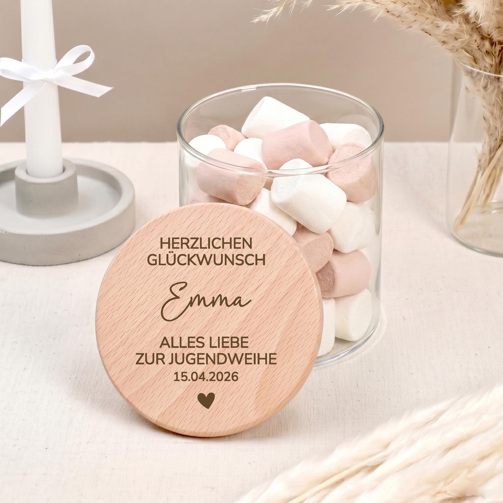 Personalisiertes Geldgeschenk zur Jugendweihe mit Name im hochwertigen Vorratsglas. Eine kreative Geschenkidee für Mädchen oder Jungen, um Geldscheine, Gutscheine oder kleine Wünsche stilvoll zu verschenken. Das gravierte Glas bleibt als schöne Erinnerung an die Jugendweihe erhalten und eignet sich später als Dekoration oder Aufbewahrungsglas.