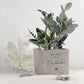 Foto eines modernen personalisierten Blumentopfs mit herzlichem Dankes-Spruch für Lehrerin oder Erzieherin. Perfekt als Geschenk zum Kita-Abschied, Schulende oder Weihnachten. Hergestellt aus langlebiger Keramik in Betonoptik. Ideal zur Dekoration von Schreibtisch, Klassenzimmer oder Zuhause. Schönes, emotionales Erinnerungsstück.