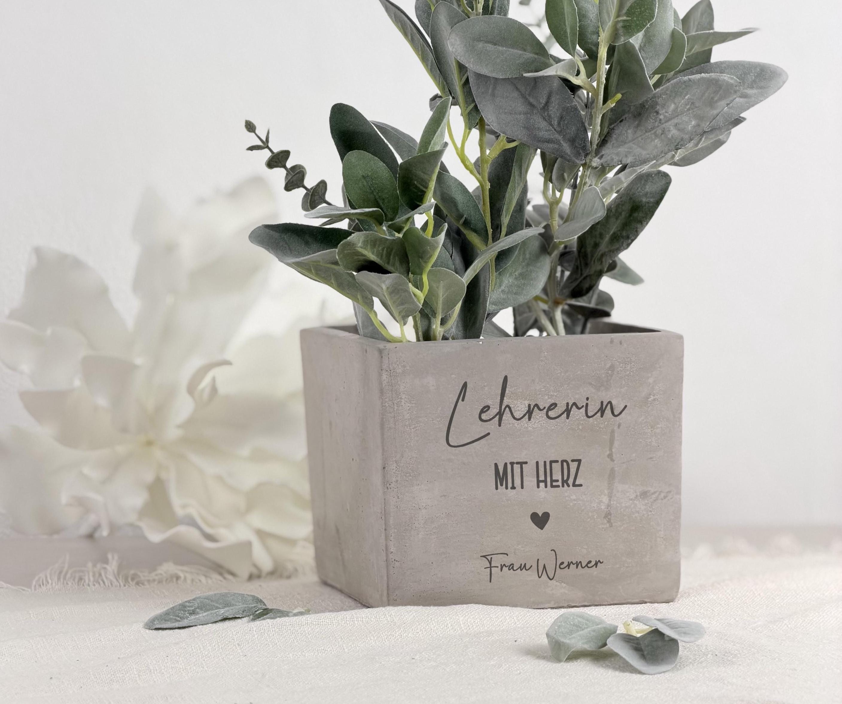 Dankeschön Lehrerin Geschenk als moderner Blumentopf mit individueller Gestaltung. Eine emotionale Geschenkidee für Lehrerinnen, Erzieherinnen oder Pädagogen mit persönlicher Note.